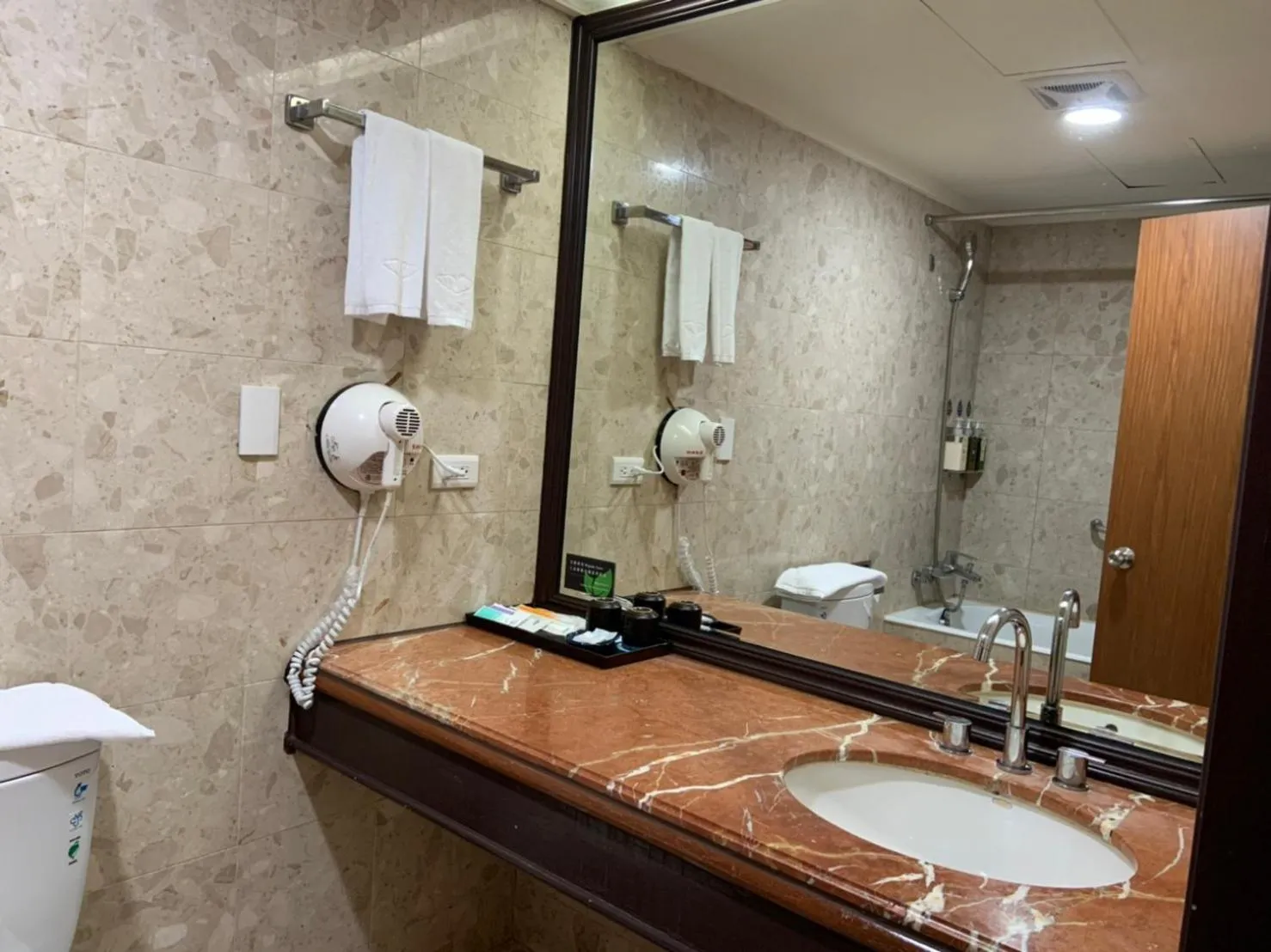 Toilet in CT Green Bay Hot-Spring Hotel