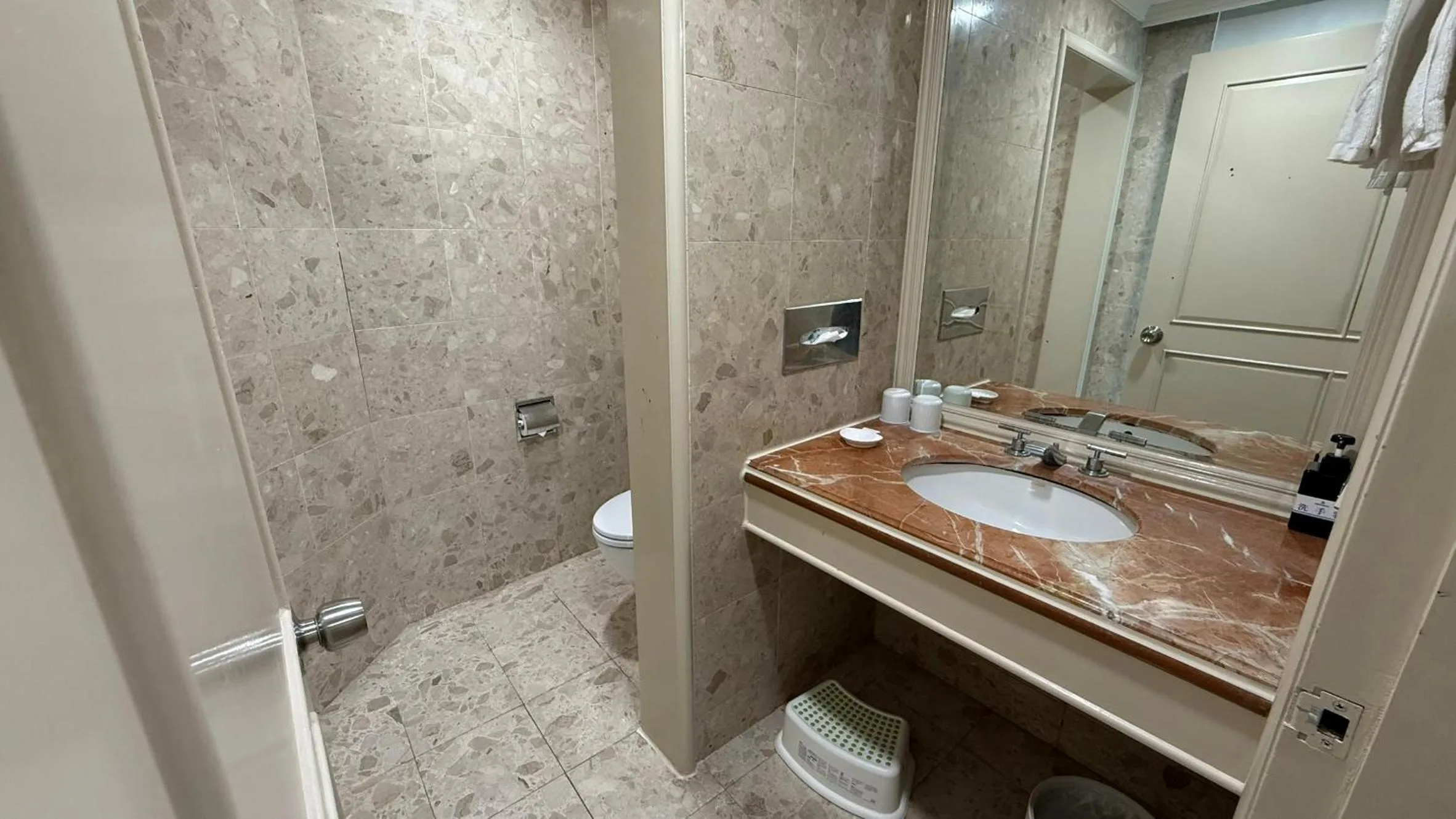 Toilet in CT Green Bay Hot-Spring Hotel