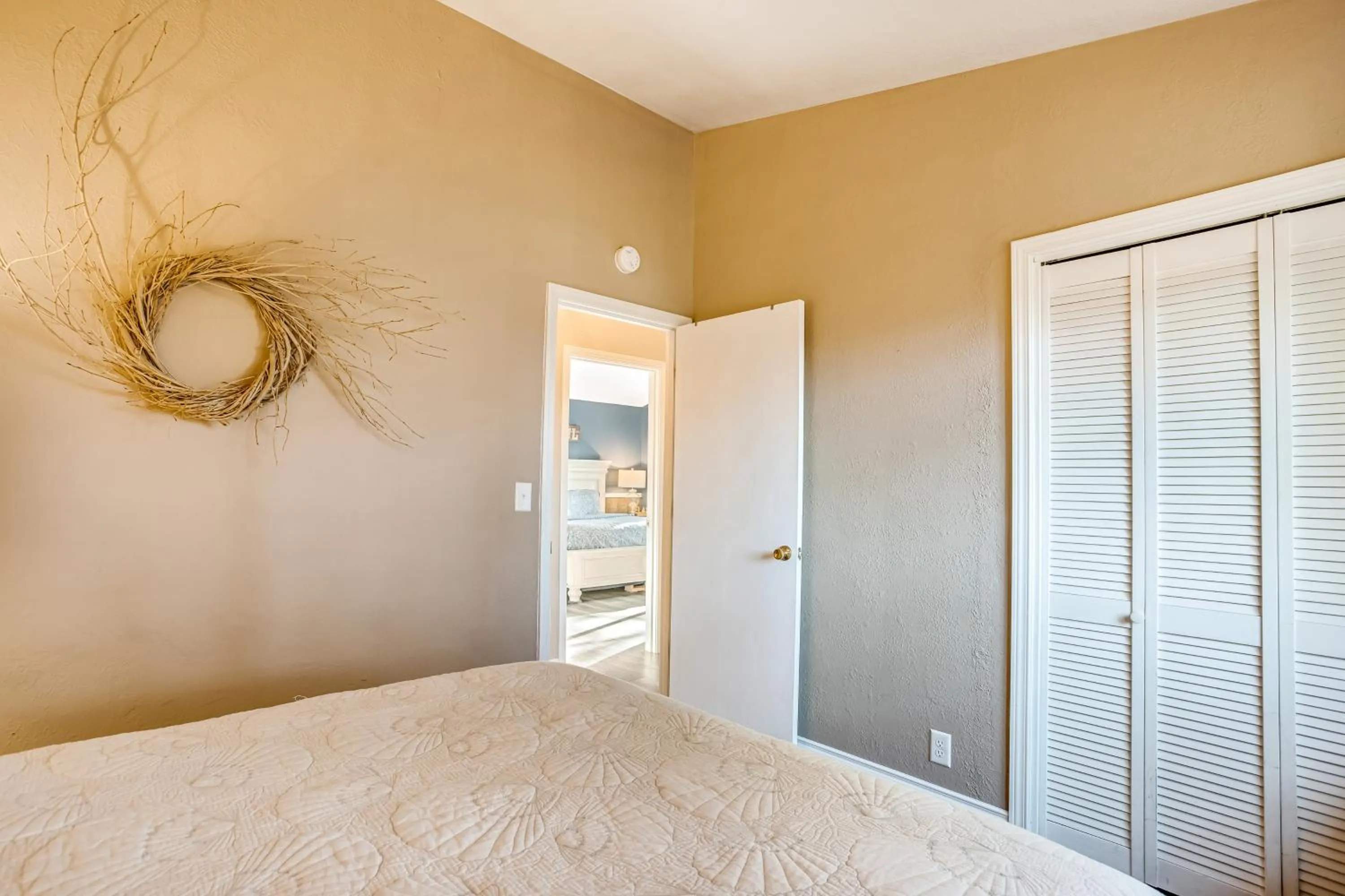 Bed in WindWard Dream Vacation Home