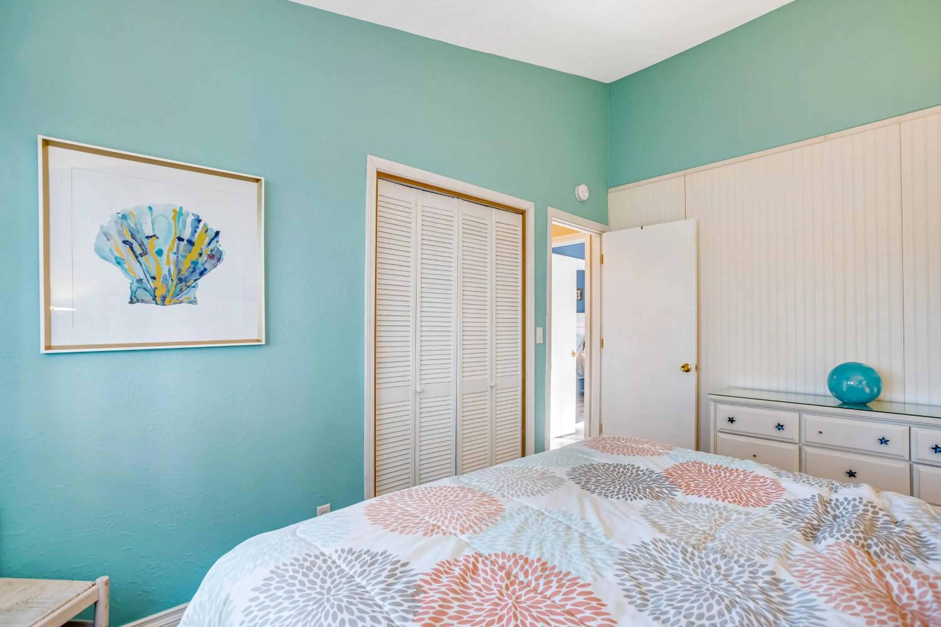 Bed in WindWard Dream Vacation Home