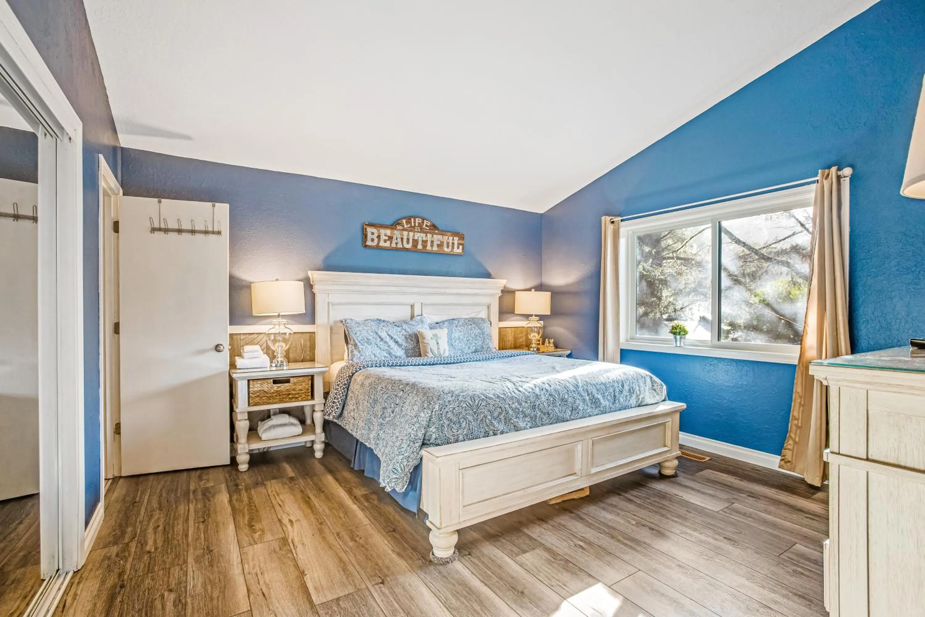 Bed in WindWard Dream Vacation Home