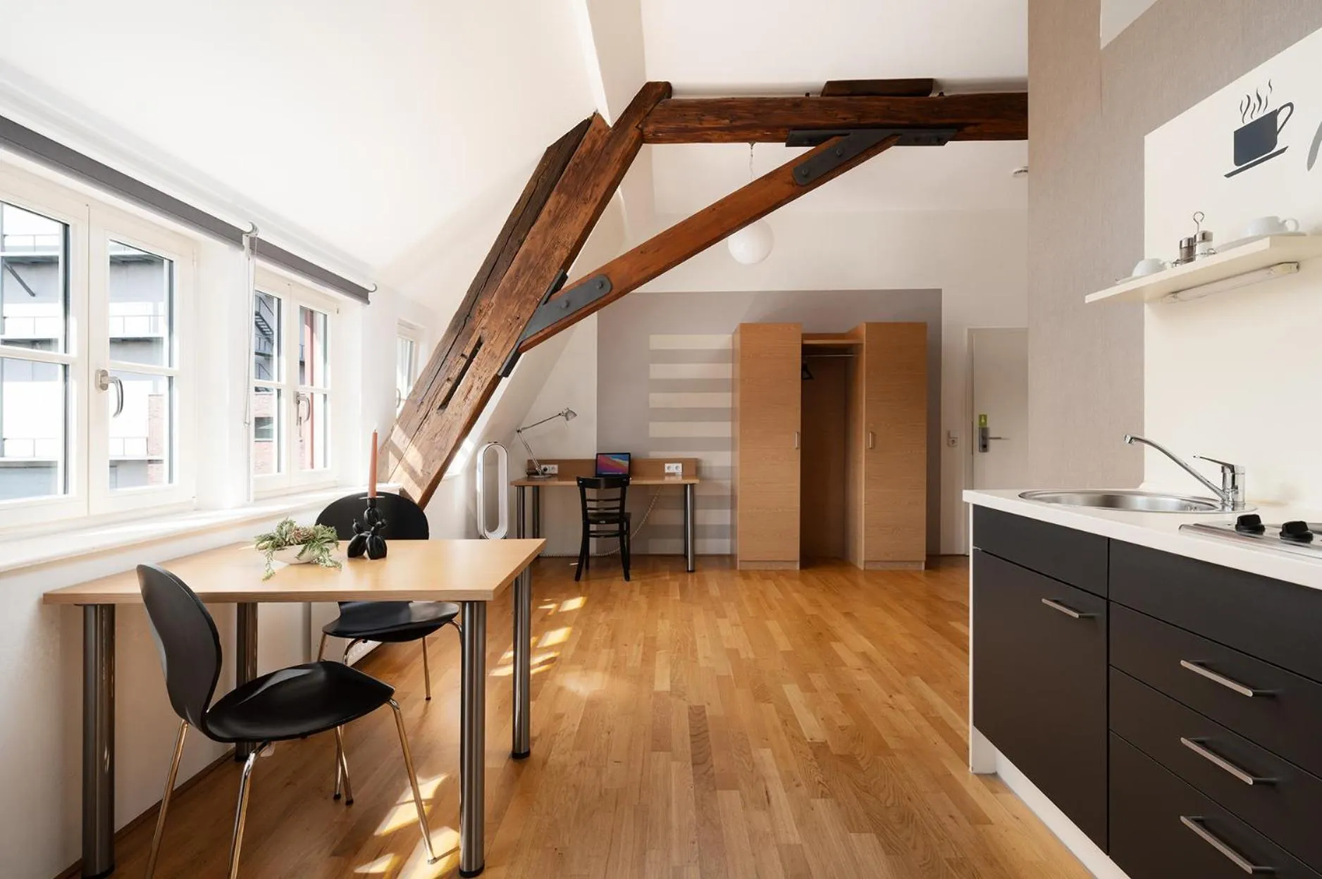 kitchen in Hotel CampusZwei Komfortable Doppelzimmer & Apartments mit Küche Zentral in Ludwigsburg ideal für Business & Langzeitaufenthalte 24h Check in Kinder bis 14 Jahre übernachten kostenlos