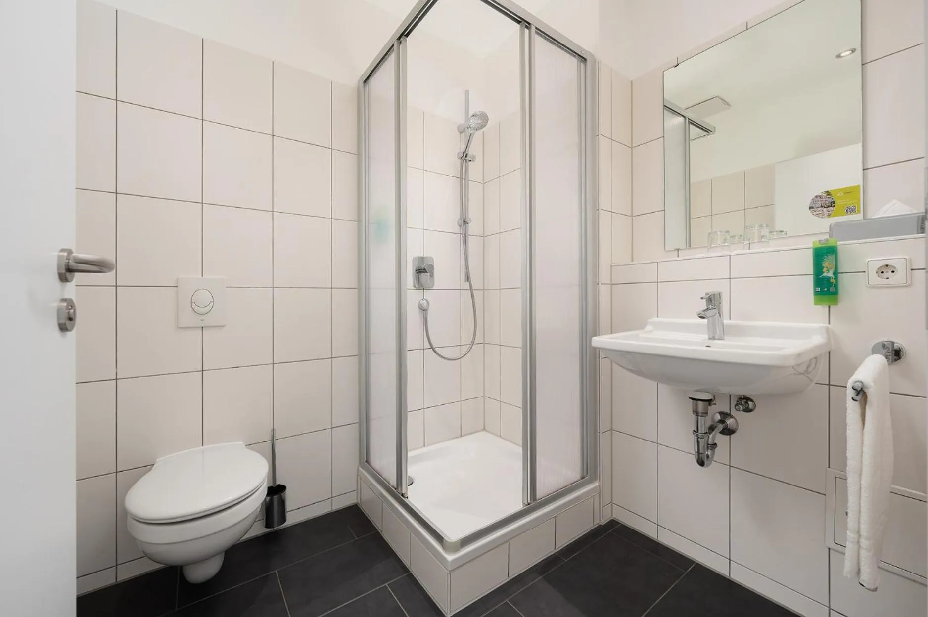 Bathroom in Hotel CampusZwei Komfortable Doppelzimmer & Apartments mit Küche Zentral in Ludwigsburg ideal für Business & Langzeitaufenthalte 24h Check in Kinder bis 14 Jahre übernachten kostenlos