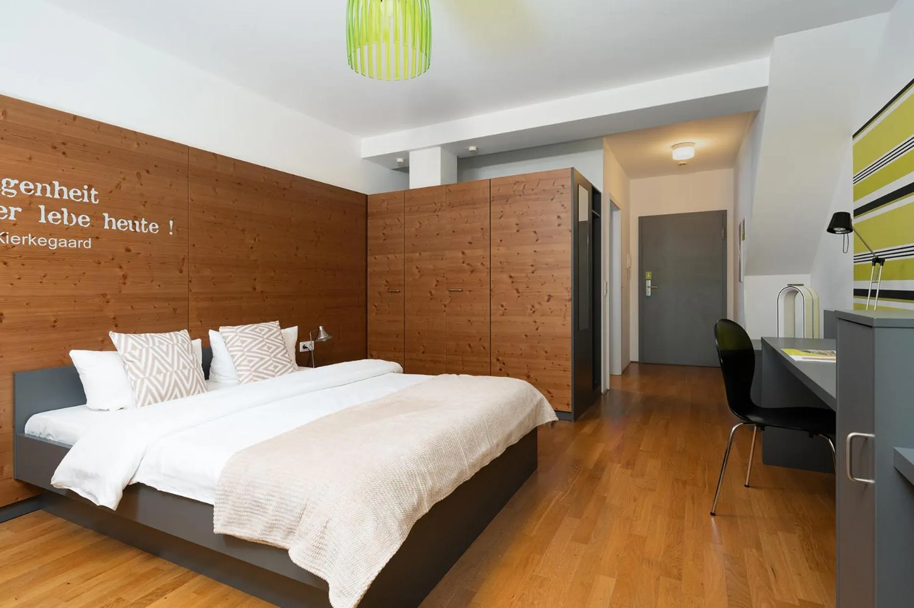 Bed in Hotel CampusZwei Komfortable Doppelzimmer & Apartments mit Küche Zentral in Ludwigsburg ideal für Business & Langzeitaufenthalte 24h Check in Kinder bis 14 Jahre übernachten kostenlos