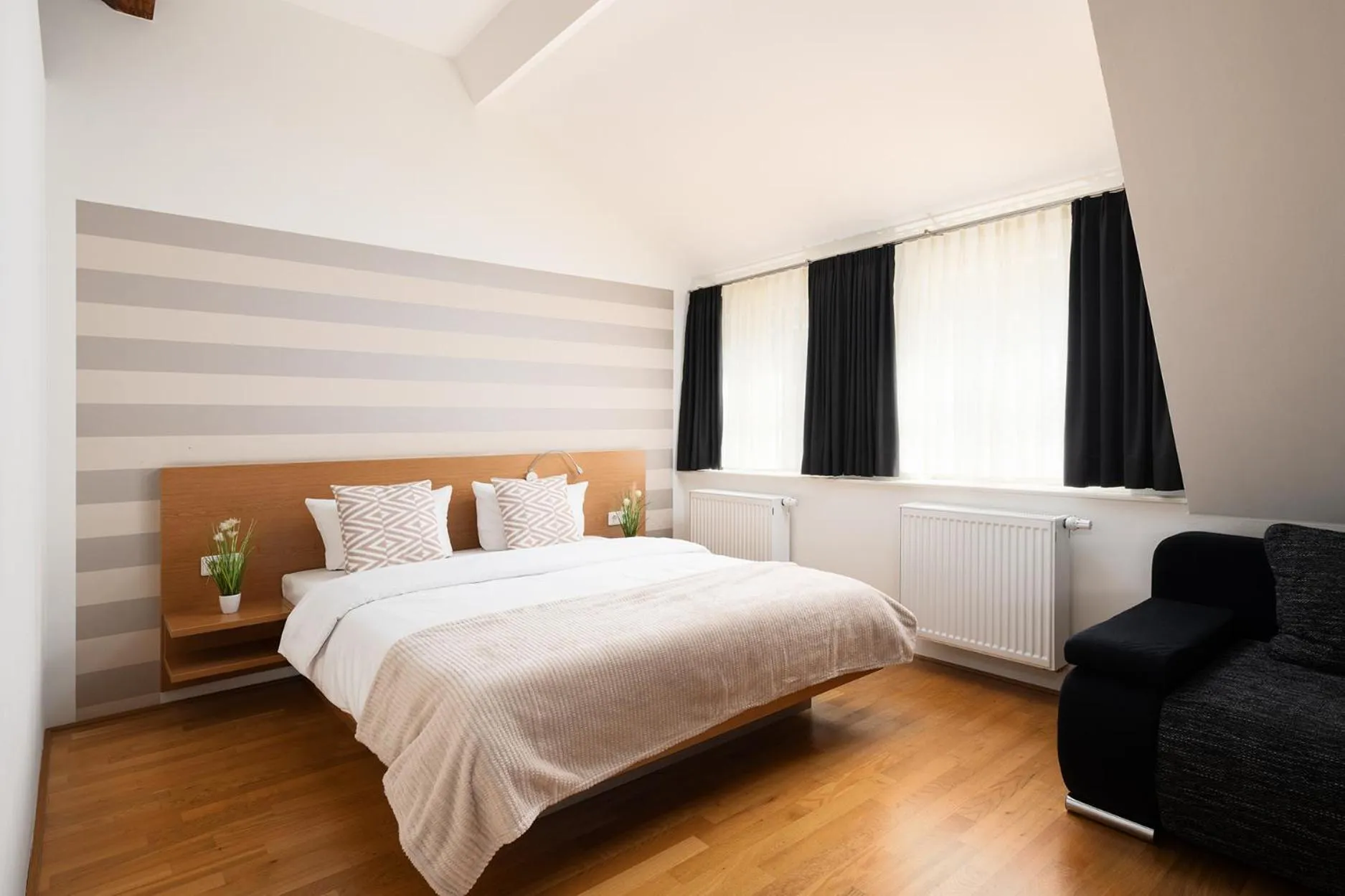 Bed in Hotel CampusZwei Komfortable Doppelzimmer & Apartments mit Küche Zentral in Ludwigsburg ideal für Business & Langzeitaufenthalte 24h Check in Kinder bis 14 Jahre übernachten kostenlos
