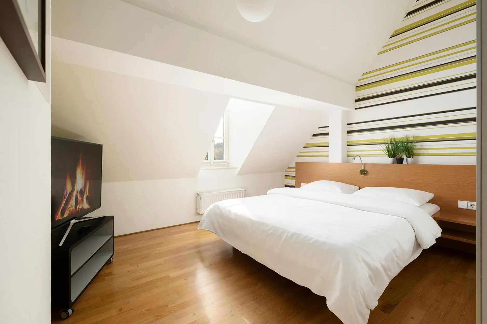 Bedroom, Bed in Hotel CampusZwei Komfortable Doppelzimmer & Apartments mit Küche Zentral in Ludwigsburg ideal für Business & Langzeitaufenthalte 24h Check in Kinder bis 14 Jahre übernachten kostenlos