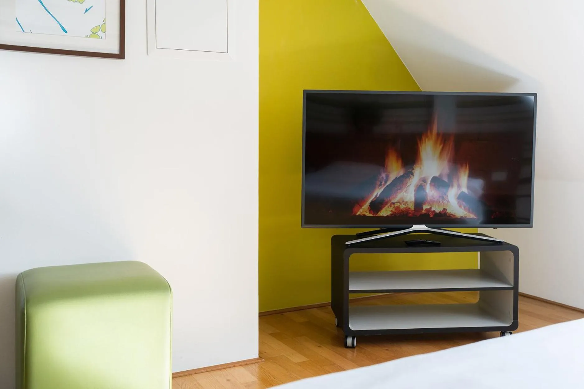 TV and multimedia in Hotel CampusZwei Komfortable Doppelzimmer & Apartments mit Küche Zentral in Ludwigsburg ideal für Business & Langzeitaufenthalte 24h Check in Kinder bis 14 Jahre übernachten kostenlos