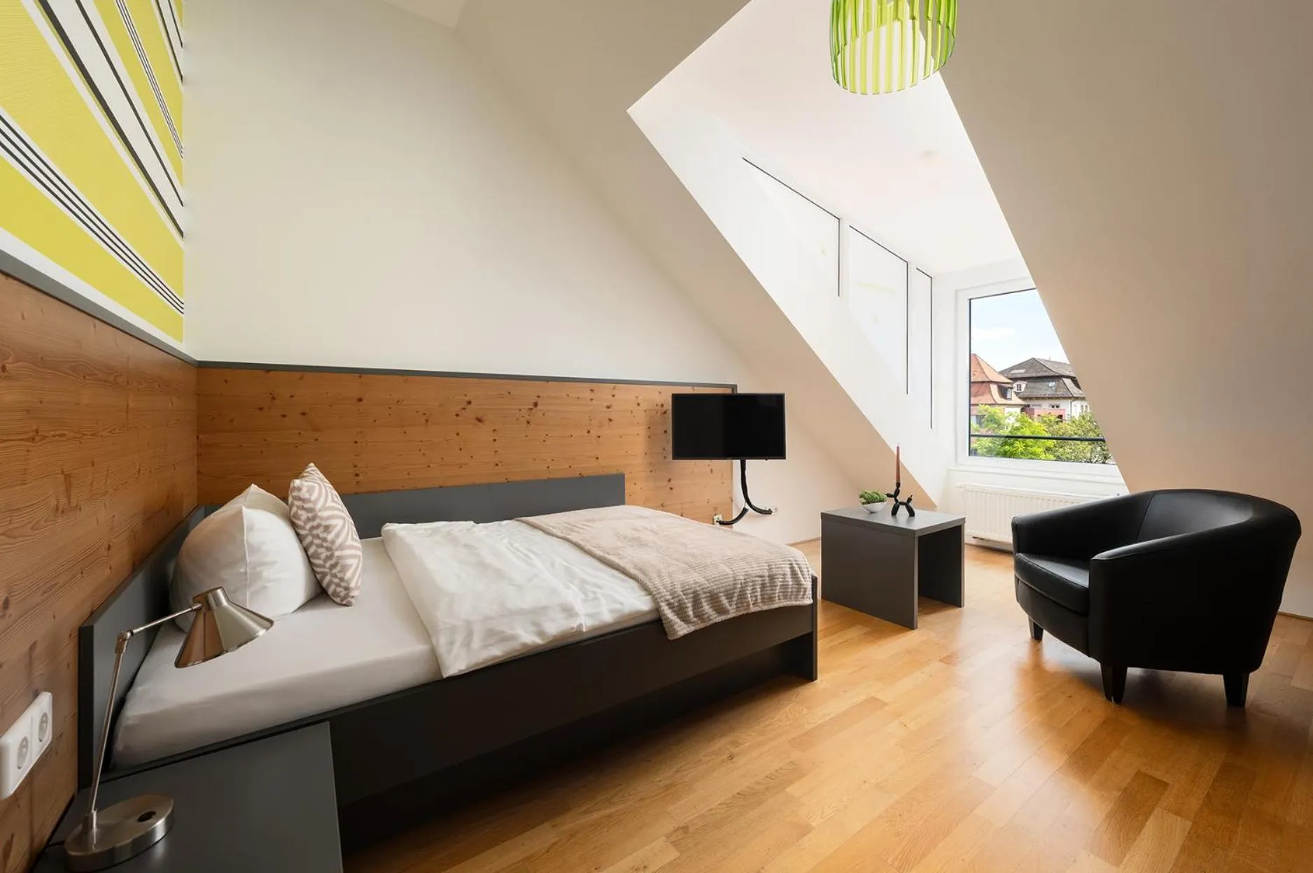 Bedroom, Bed in Hotel CampusZwei Komfortable Doppelzimmer & Apartments mit Küche Zentral in Ludwigsburg ideal für Business & Langzeitaufenthalte 24h Check in Kinder bis 14 Jahre übernachten kostenlos