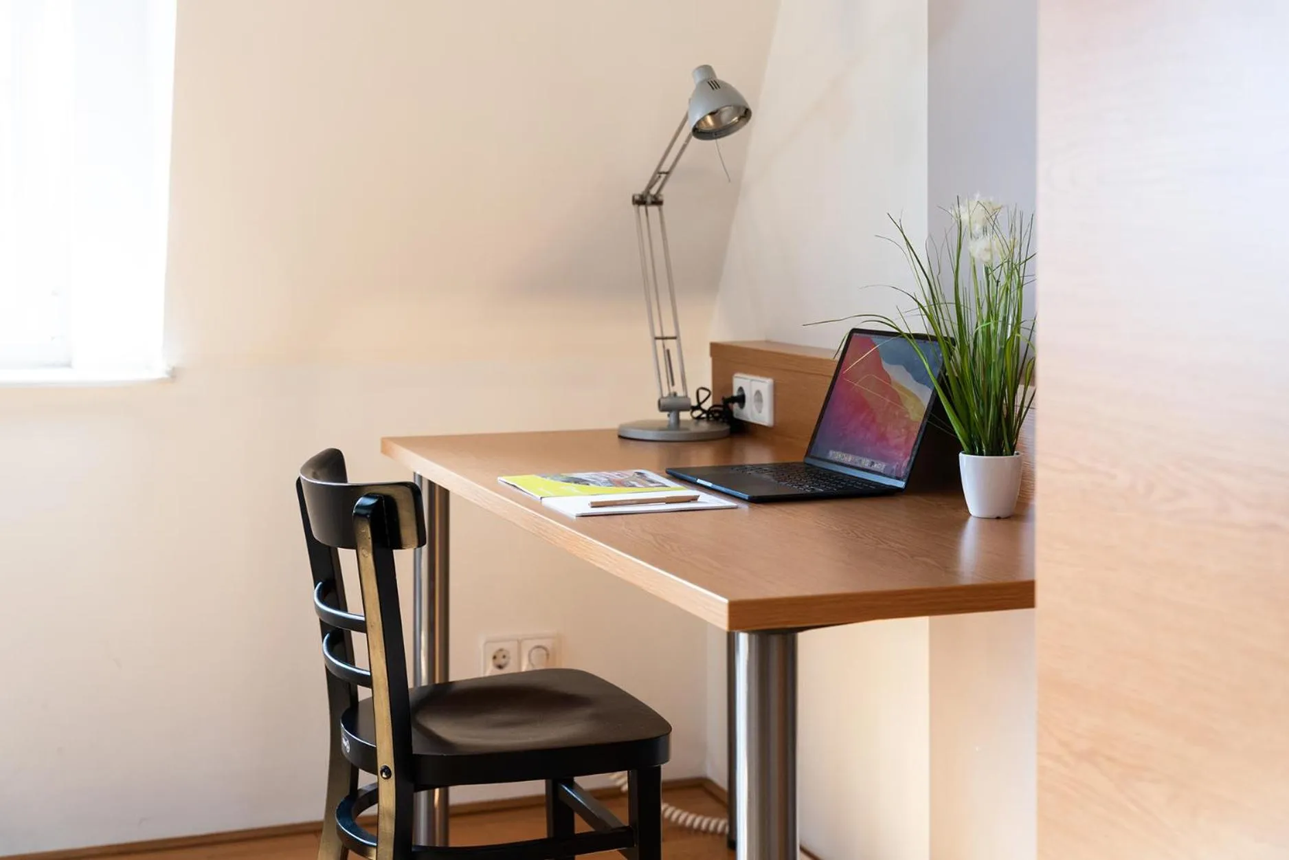 TV and multimedia in Hotel CampusZwei Komfortable Doppelzimmer & Apartments mit Küche Zentral in Ludwigsburg ideal für Business & Langzeitaufenthalte 24h Check in Kinder bis 14 Jahre übernachten kostenlos