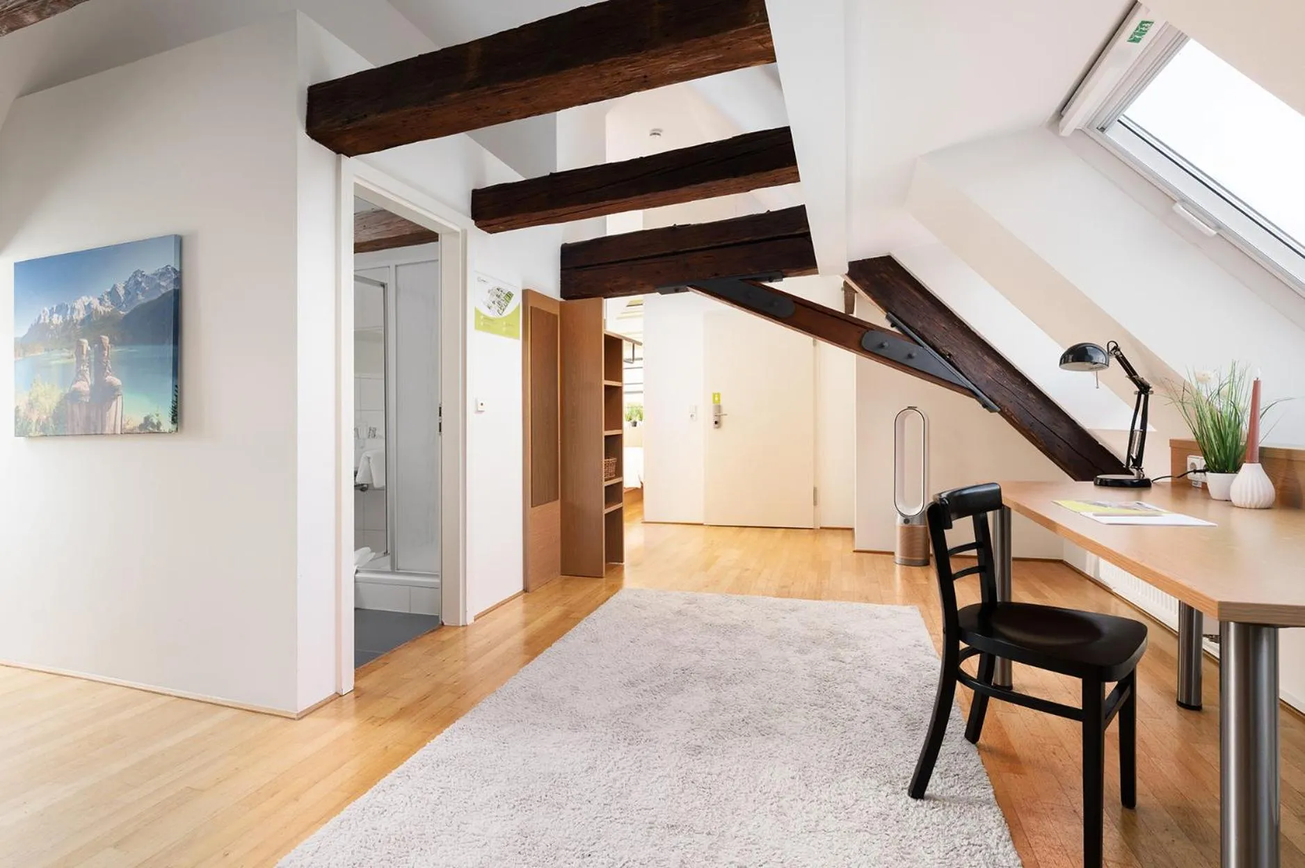 Living room in Hotel CampusZwei Komfortable Doppelzimmer & Apartments mit Küche Zentral in Ludwigsburg ideal für Business & Langzeitaufenthalte 24h Check in Kinder bis 14 Jahre übernachten kostenlos