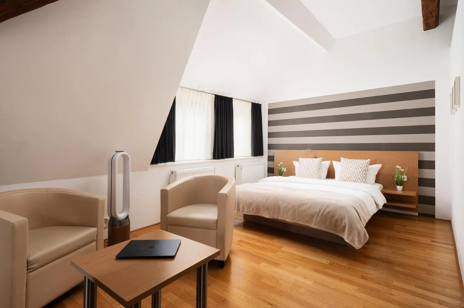 Bedroom, Bed in Hotel CampusZwei Komfortable Doppelzimmer & Apartments mit Küche Zentral in Ludwigsburg ideal für Business & Langzeitaufenthalte 24h Check in Kinder bis 14 Jahre übernachten kostenlos