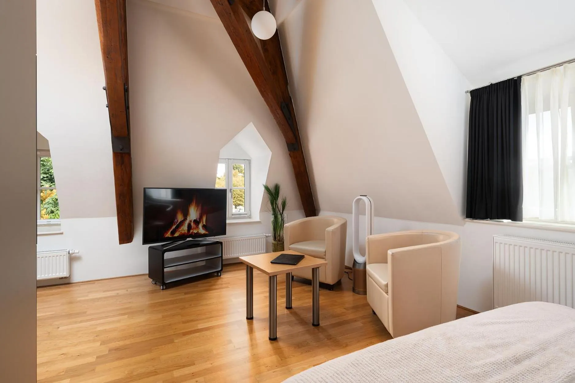 TV and multimedia in Hotel CampusZwei Komfortable Doppelzimmer & Apartments mit Küche Zentral in Ludwigsburg ideal für Business & Langzeitaufenthalte 24h Check in Kinder bis 14 Jahre übernachten kostenlos