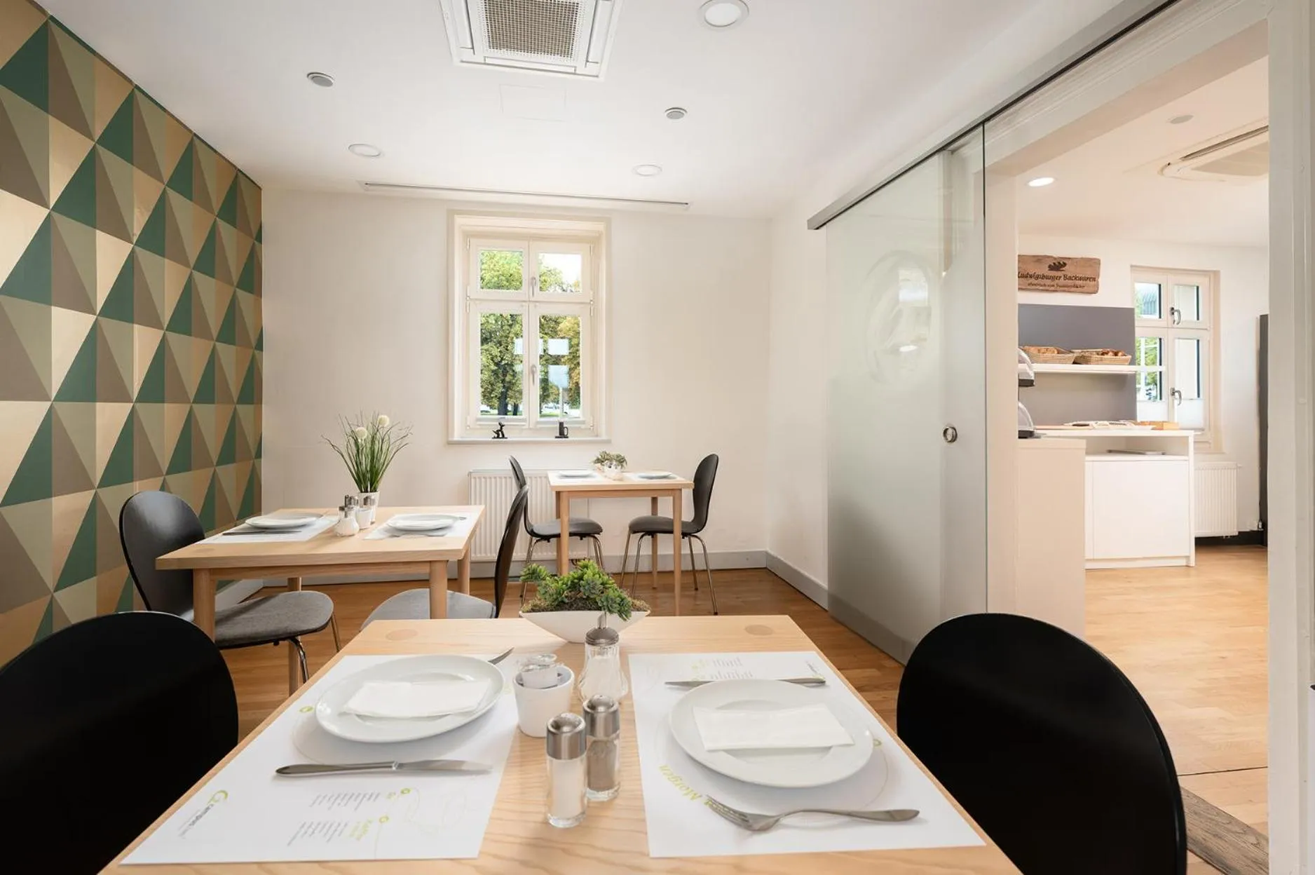 Food and drinks in Hotel CampusZwei Komfortable Doppelzimmer & Apartments mit Küche Zentral in Ludwigsburg ideal für Business & Langzeitaufenthalte 24h Check in Kinder bis 14 Jahre übernachten kostenlos