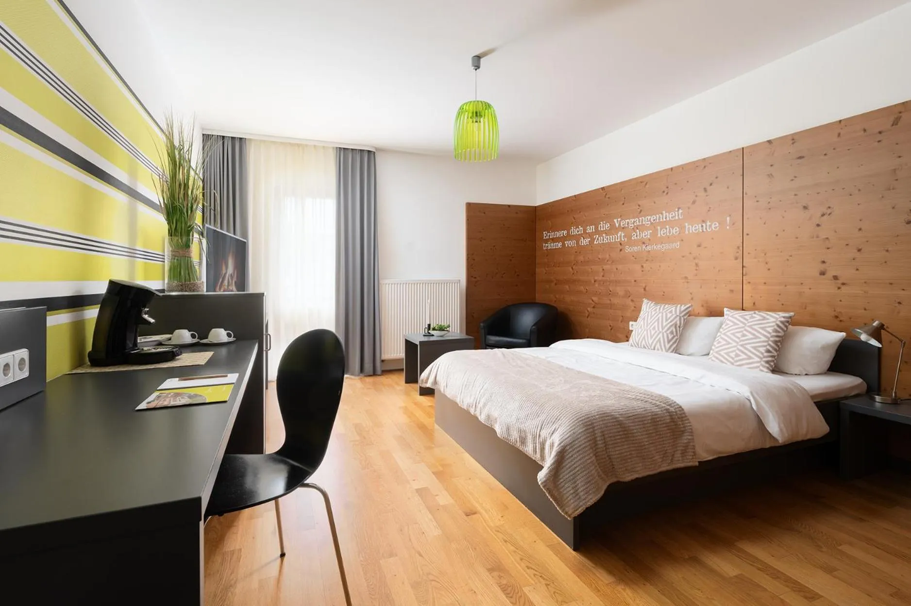 Bed in Hotel CampusZwei Komfortable Doppelzimmer & Apartments mit Küche Zentral in Ludwigsburg ideal für Business & Langzeitaufenthalte 24h Check in Kinder bis 14 Jahre übernachten kostenlos