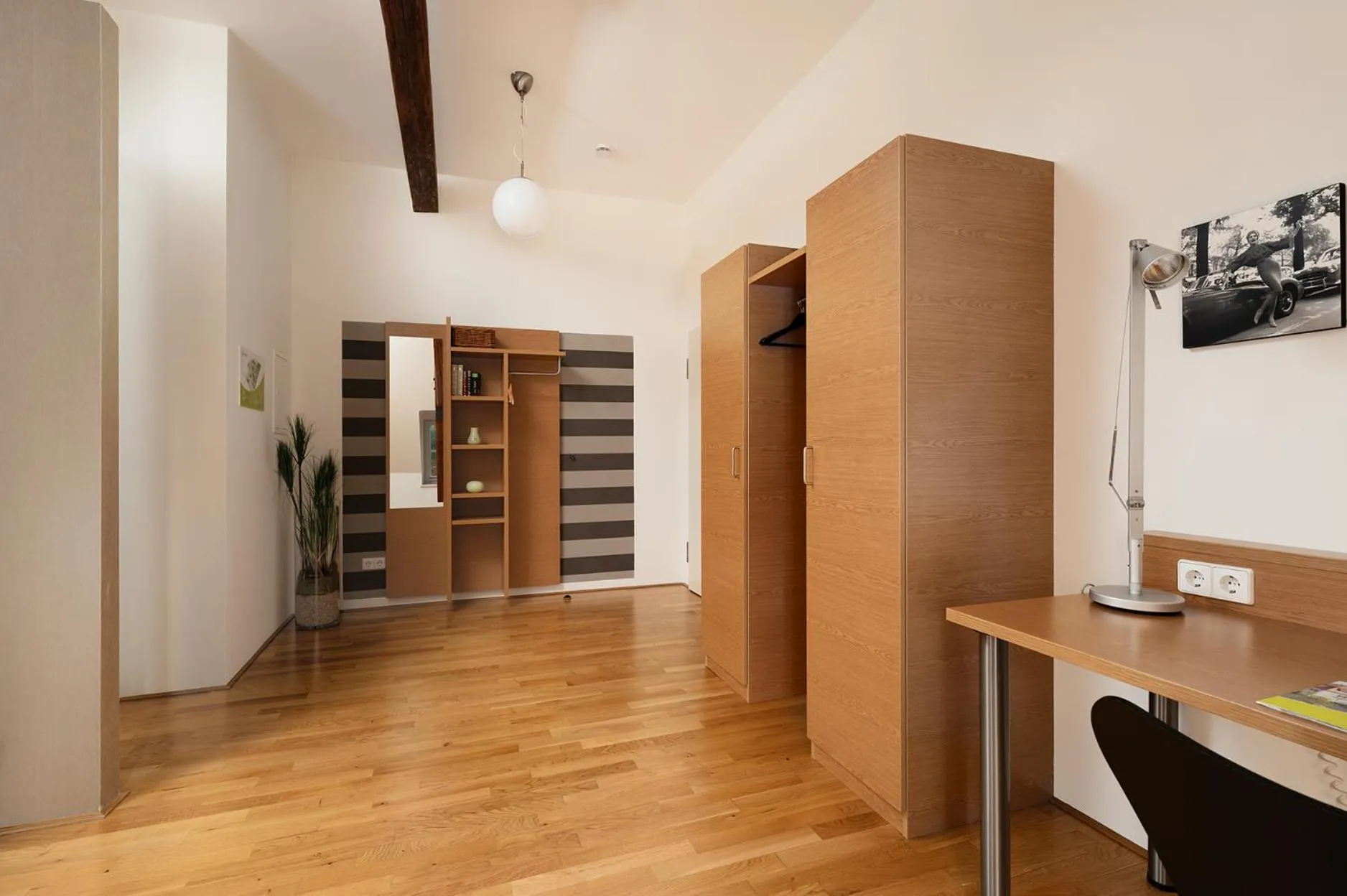 wardrobe in Hotel CampusZwei Komfortable Doppelzimmer & Apartments mit Küche Zentral in Ludwigsburg ideal für Business & Langzeitaufenthalte 24h Check in Kinder bis 14 Jahre übernachten kostenlos