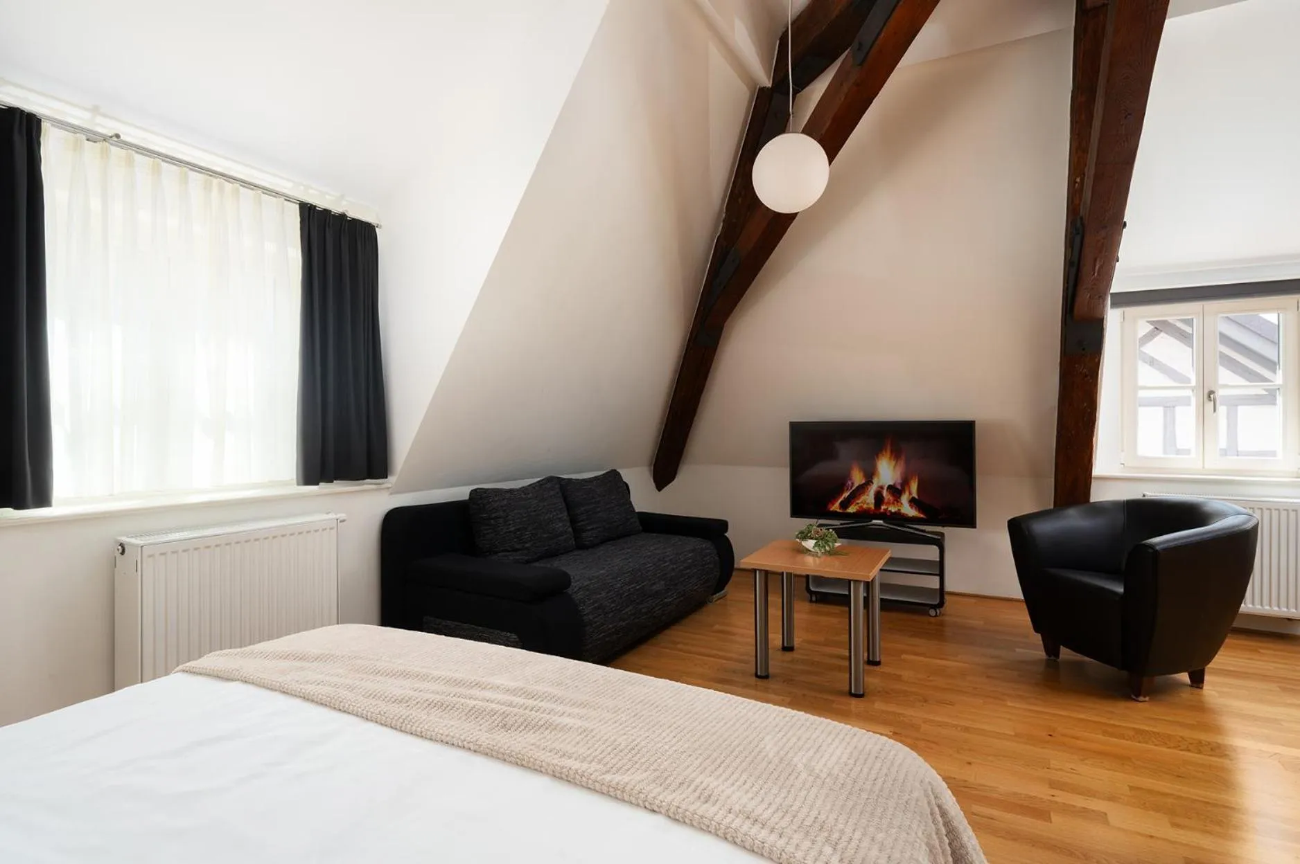 Living room, Bed in Hotel CampusZwei Komfortable Doppelzimmer & Apartments mit Küche Zentral in Ludwigsburg ideal für Business & Langzeitaufenthalte 24h Check in Kinder bis 14 Jahre übernachten kostenlos