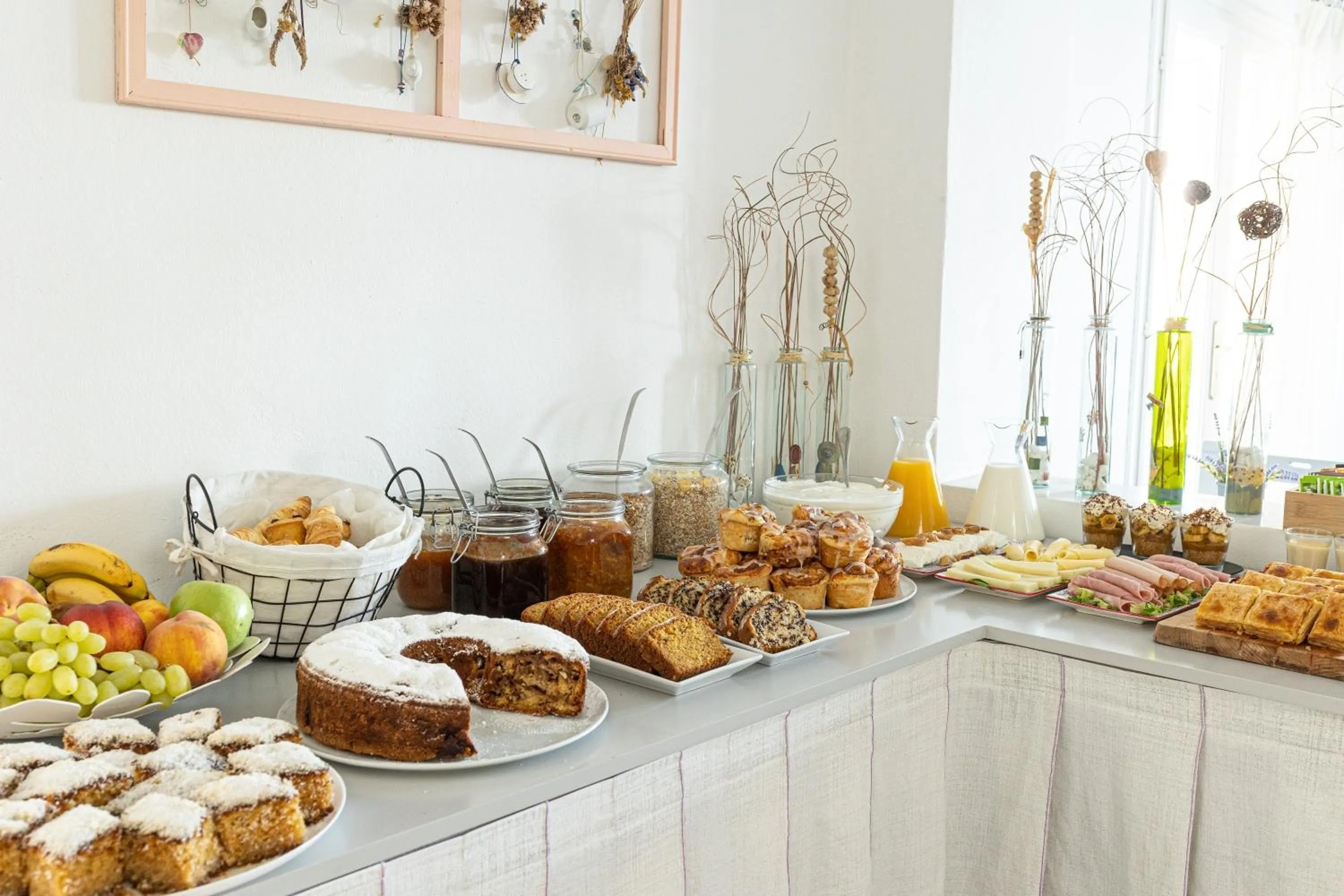 Food and drinks in Akrotiri Hotel