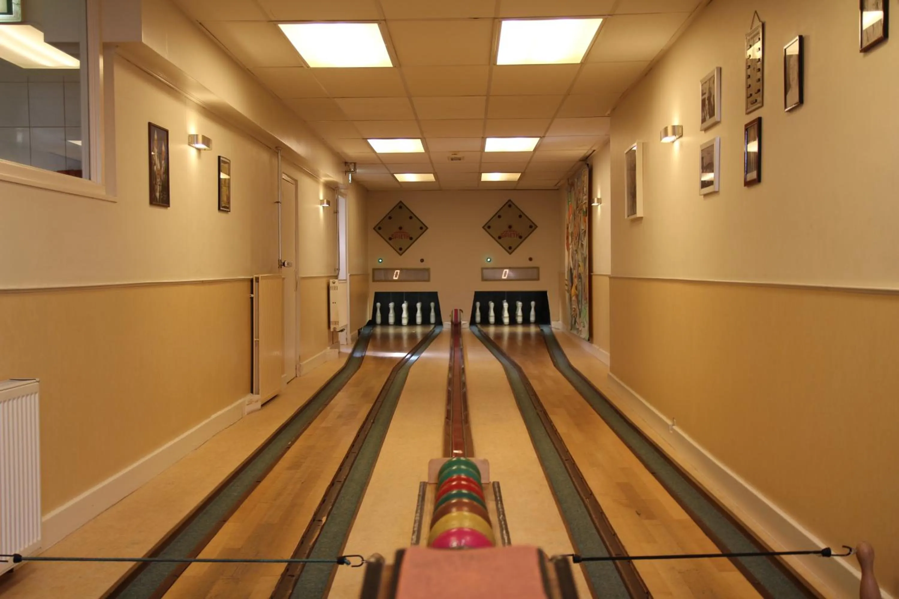 Bowling in Hotel American