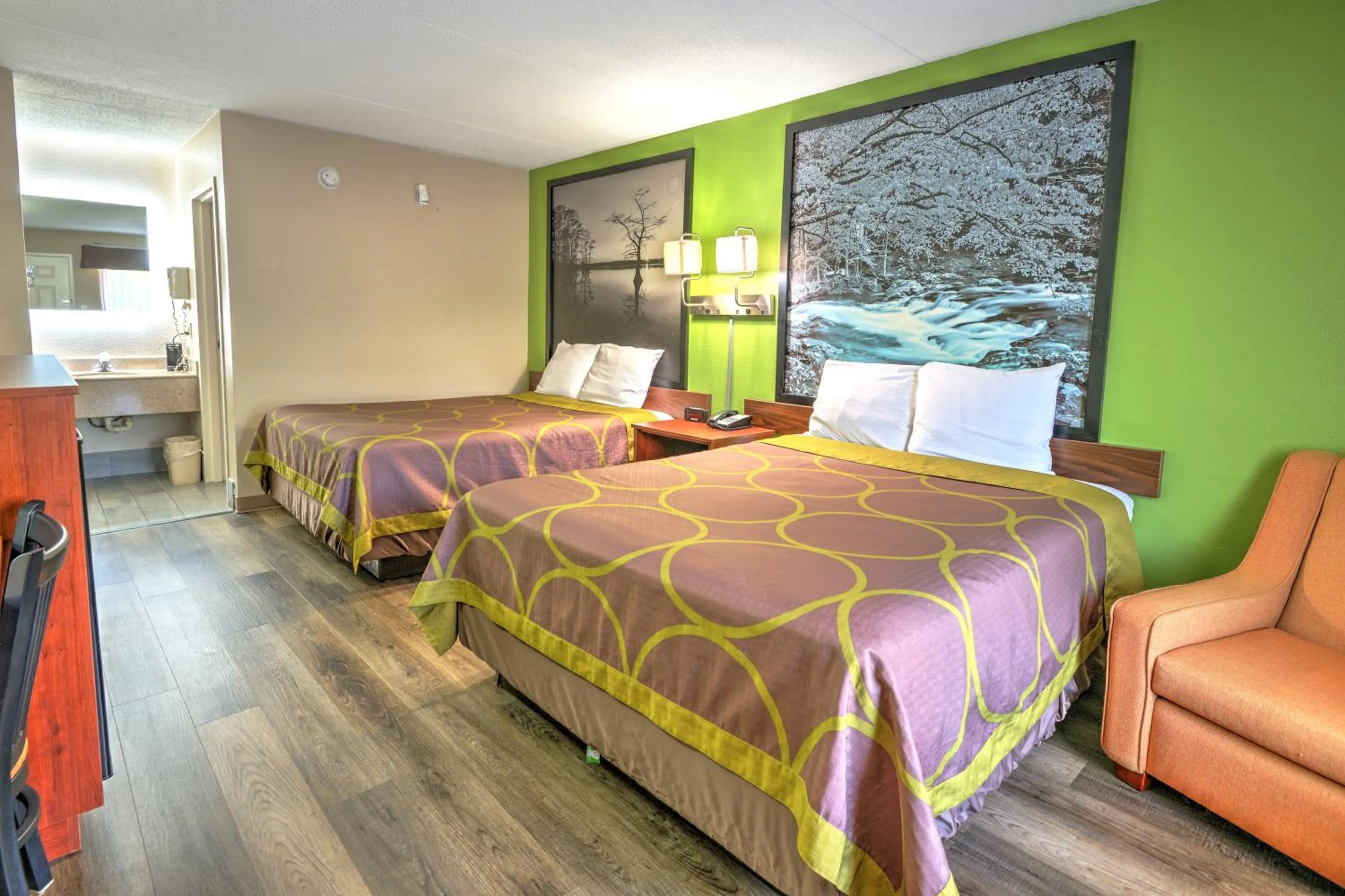 Photo of the whole room, Bed in Super 8 by Wyndham Knoxville West/Farragut