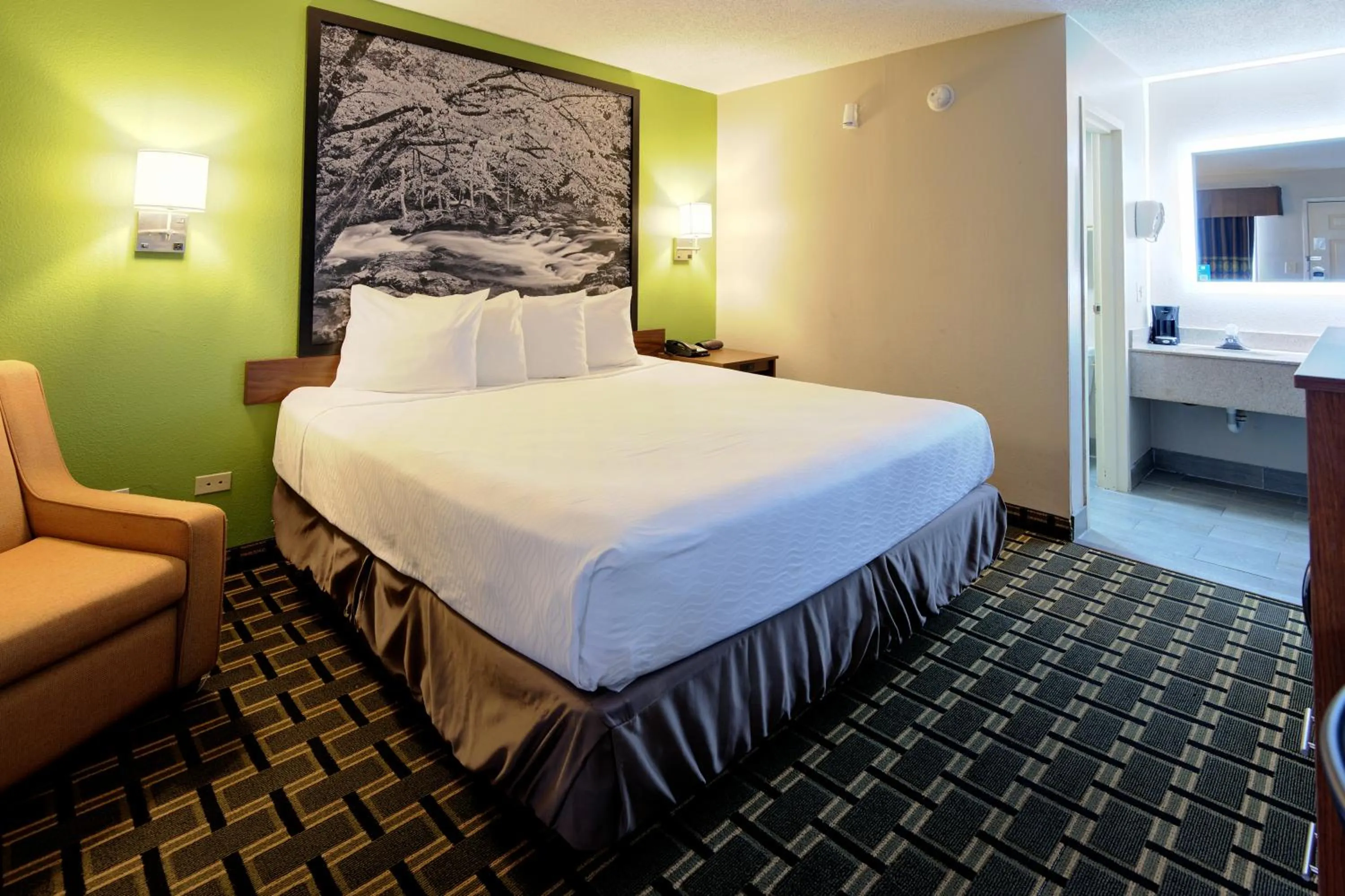 Bedroom, Bed in Super 8 by Wyndham Knoxville West/Farragut