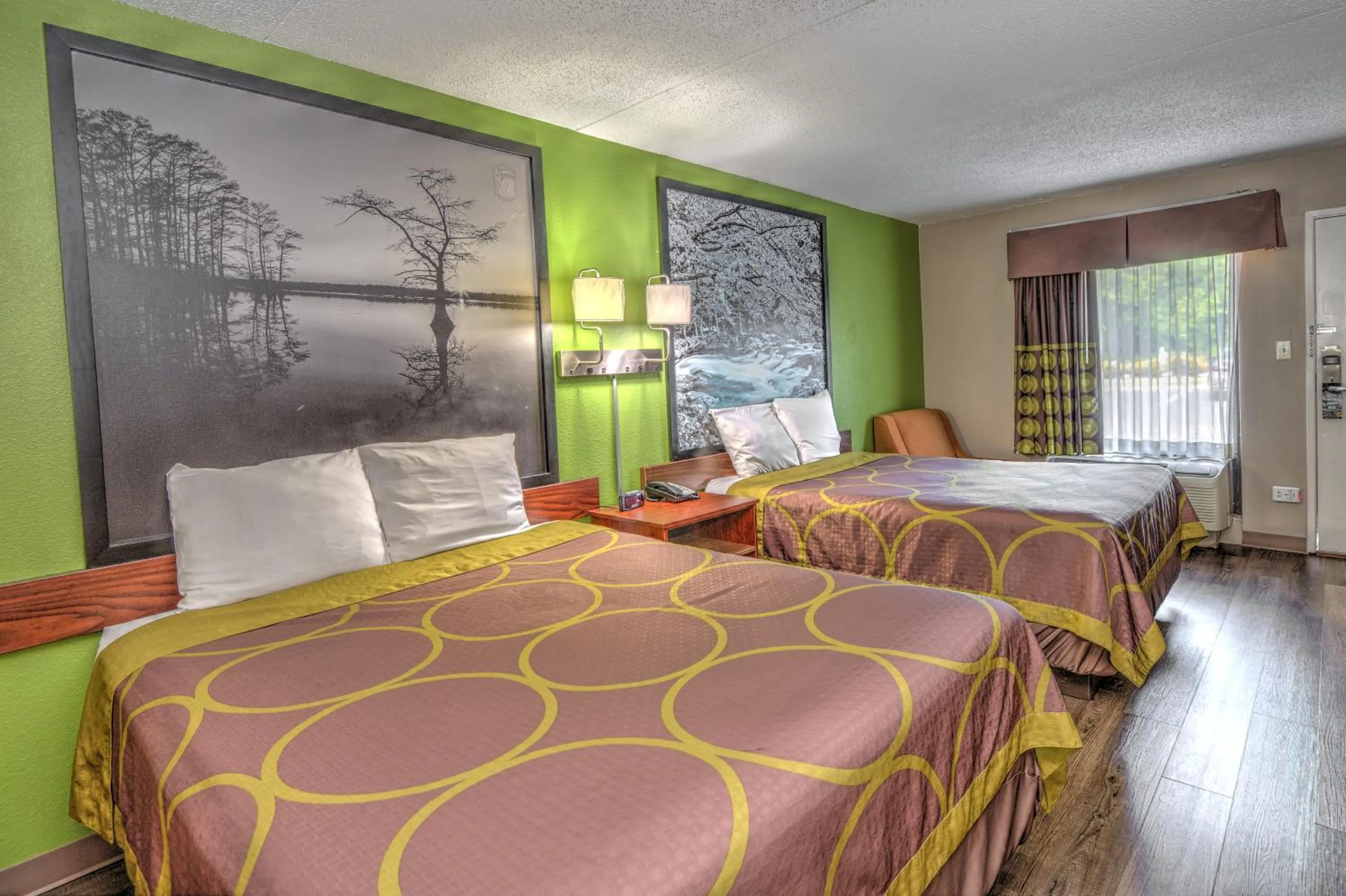 Bedroom, Bed in Super 8 by Wyndham Knoxville West/Farragut