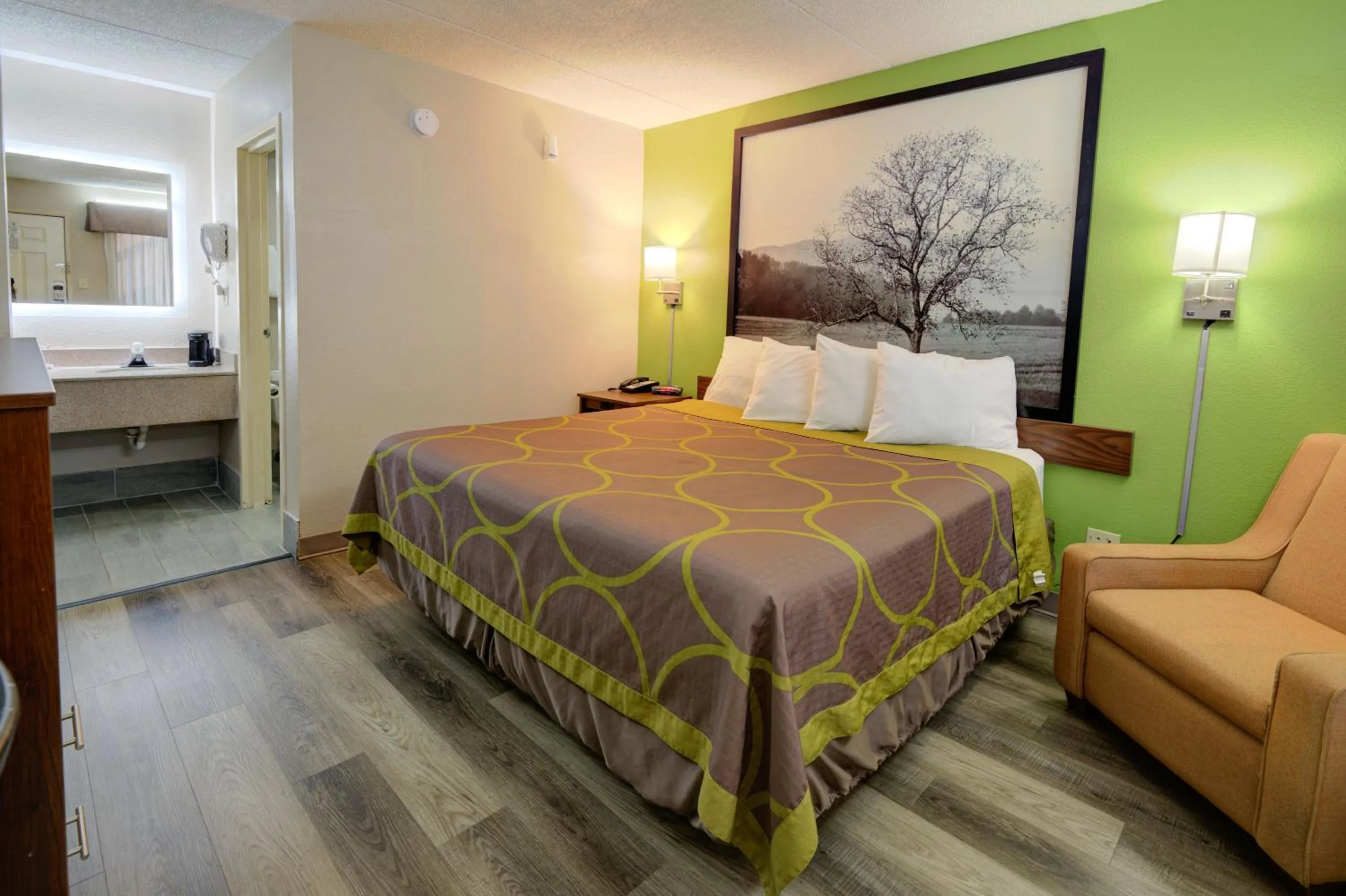 Photo of the whole room, Bed in Super 8 by Wyndham Knoxville West/Farragut
