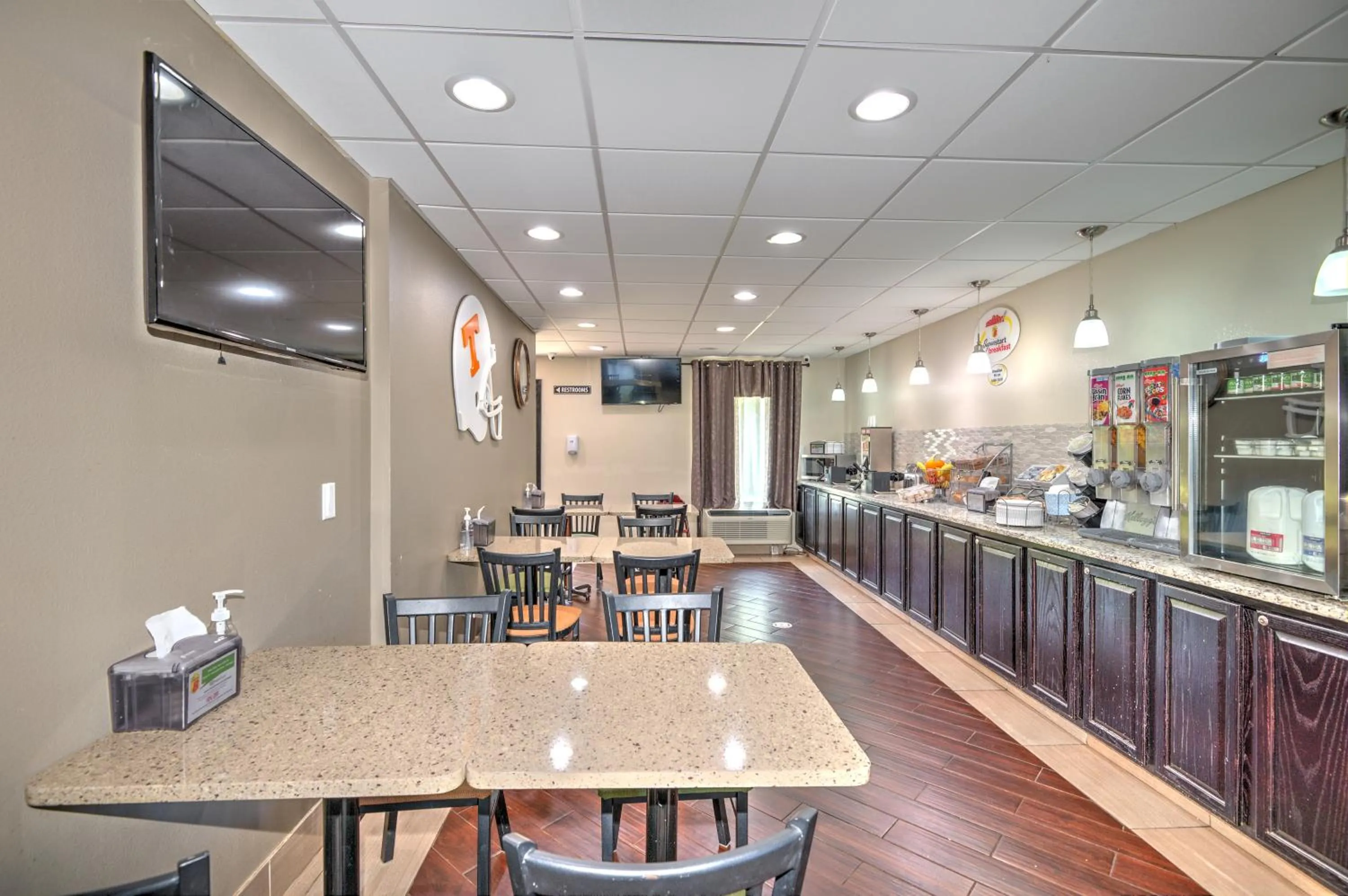 Breakfast in Super 8 by Wyndham Knoxville West/Farragut