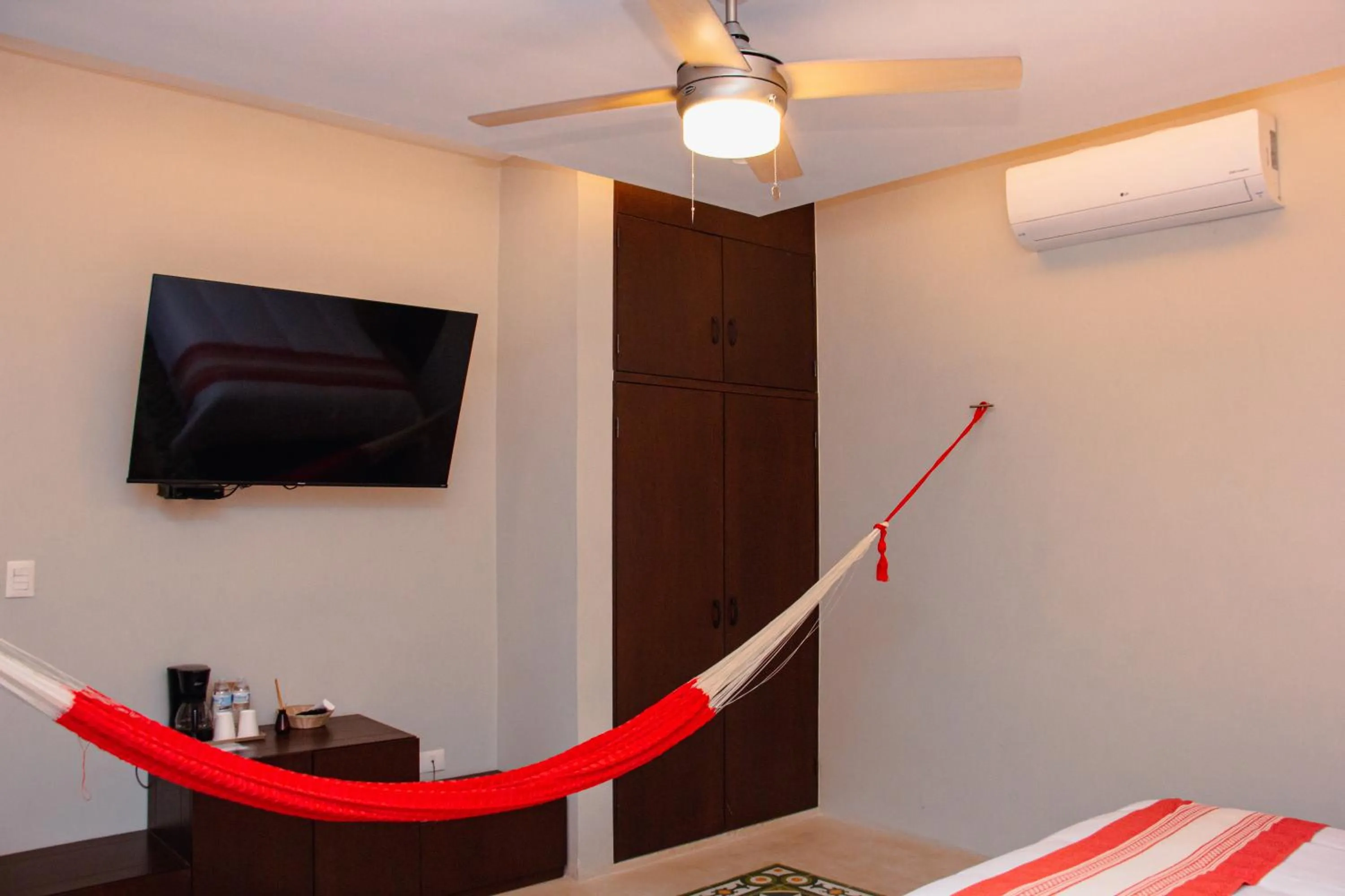 Communal lounge/ TV room in Hotel Marionetas