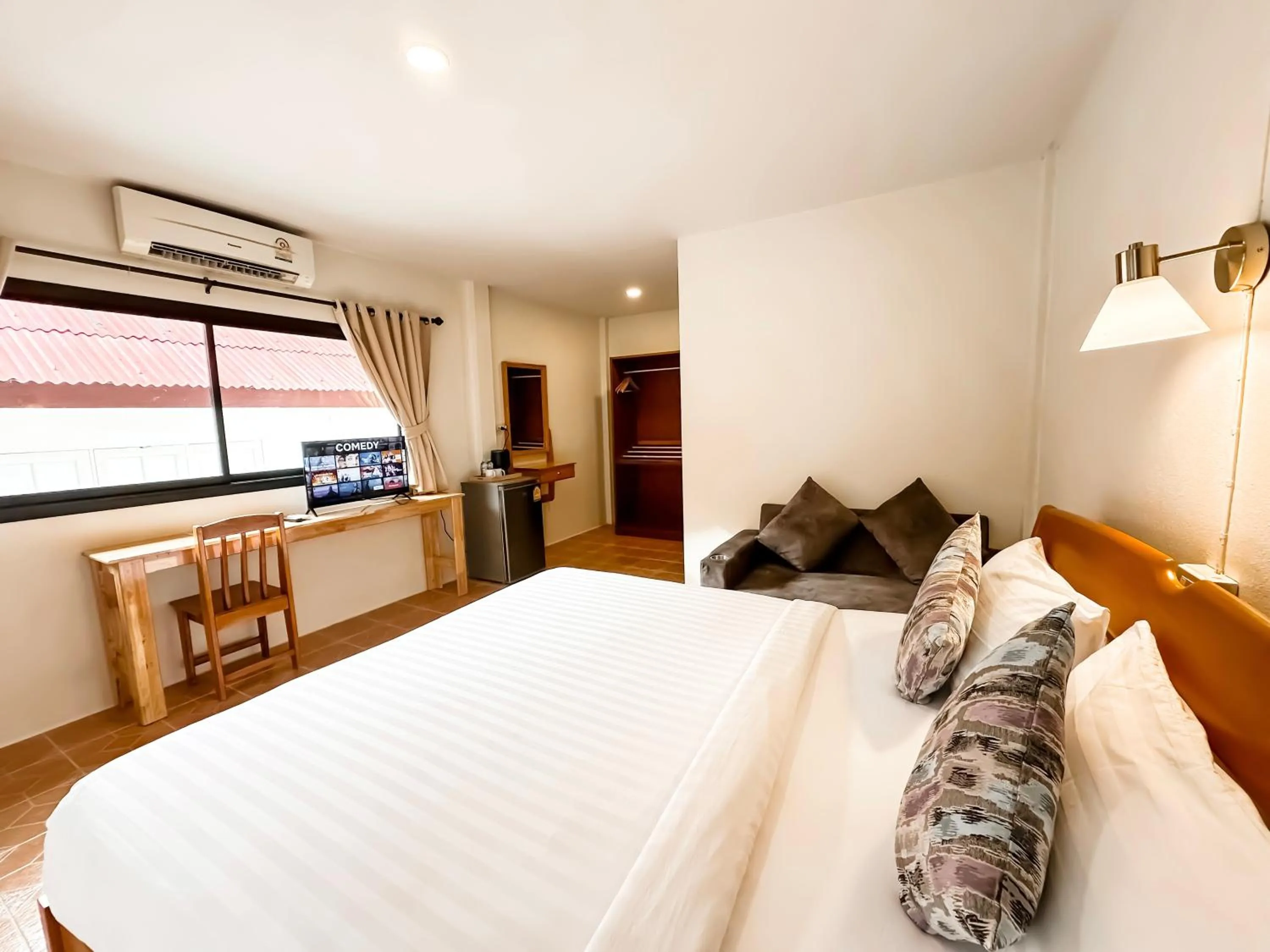 Bedroom, Bed in Bounty Resort