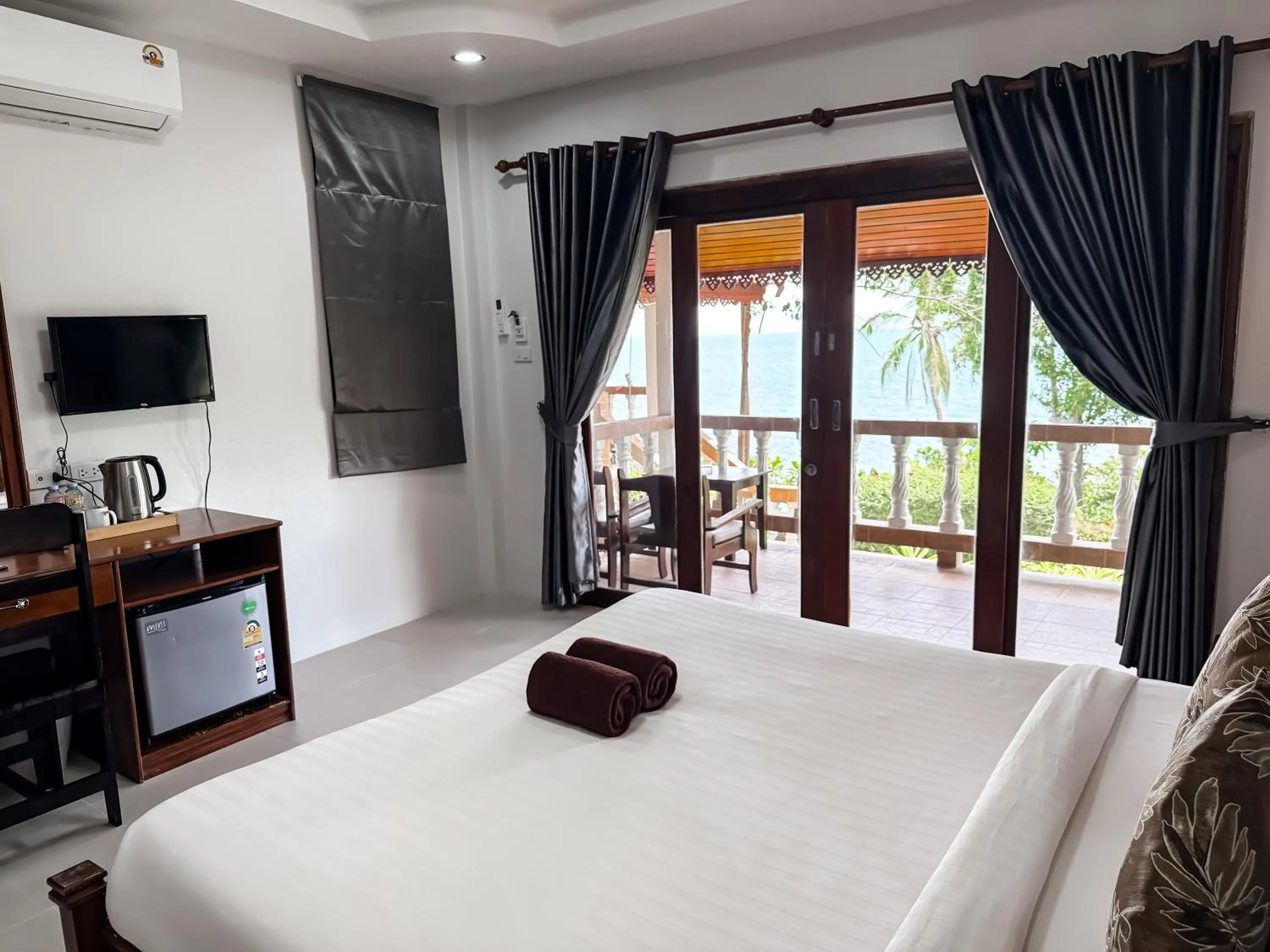 Bedroom, Bed in Bounty Resort