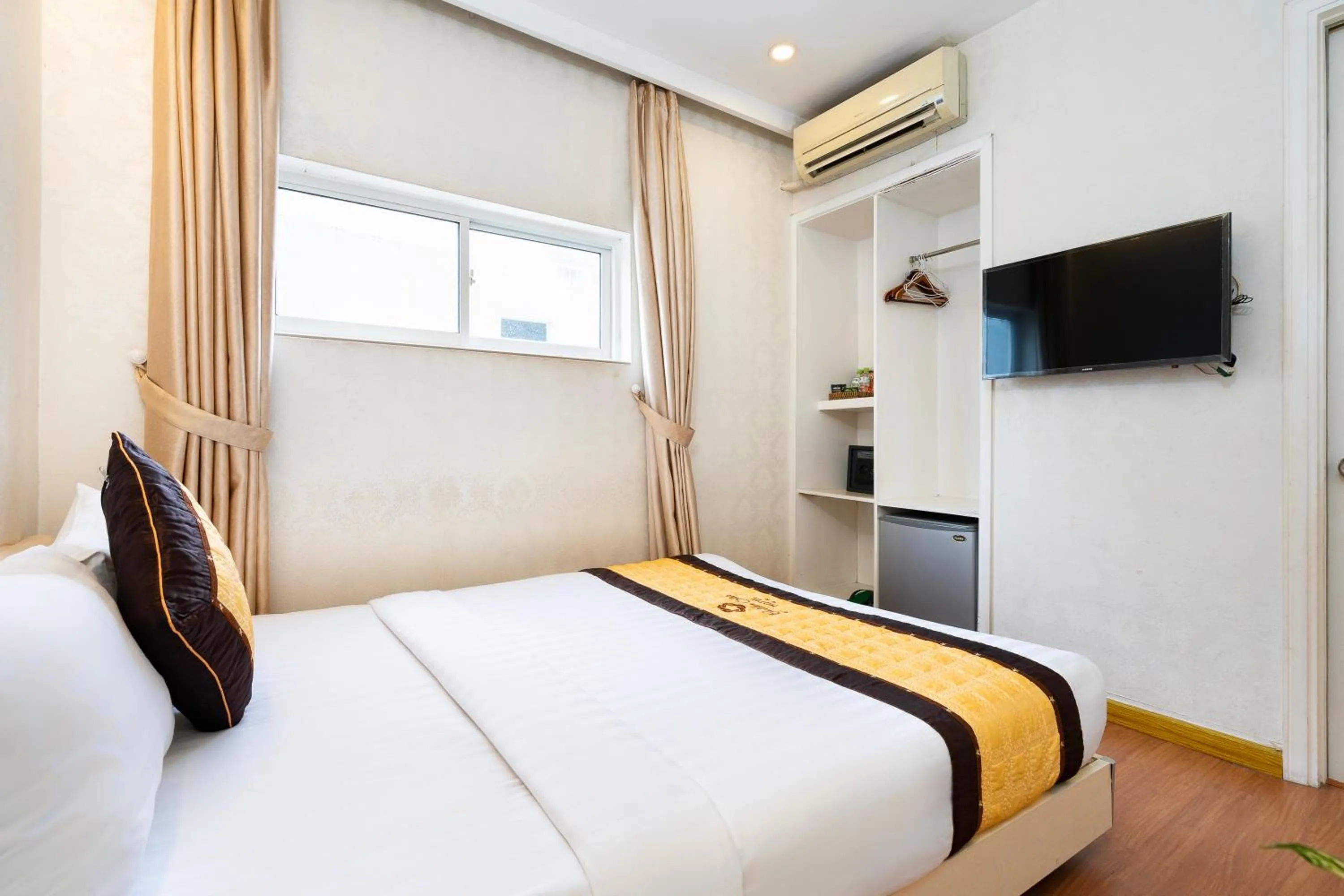 Bedroom, Bed in Golden Star Hotel