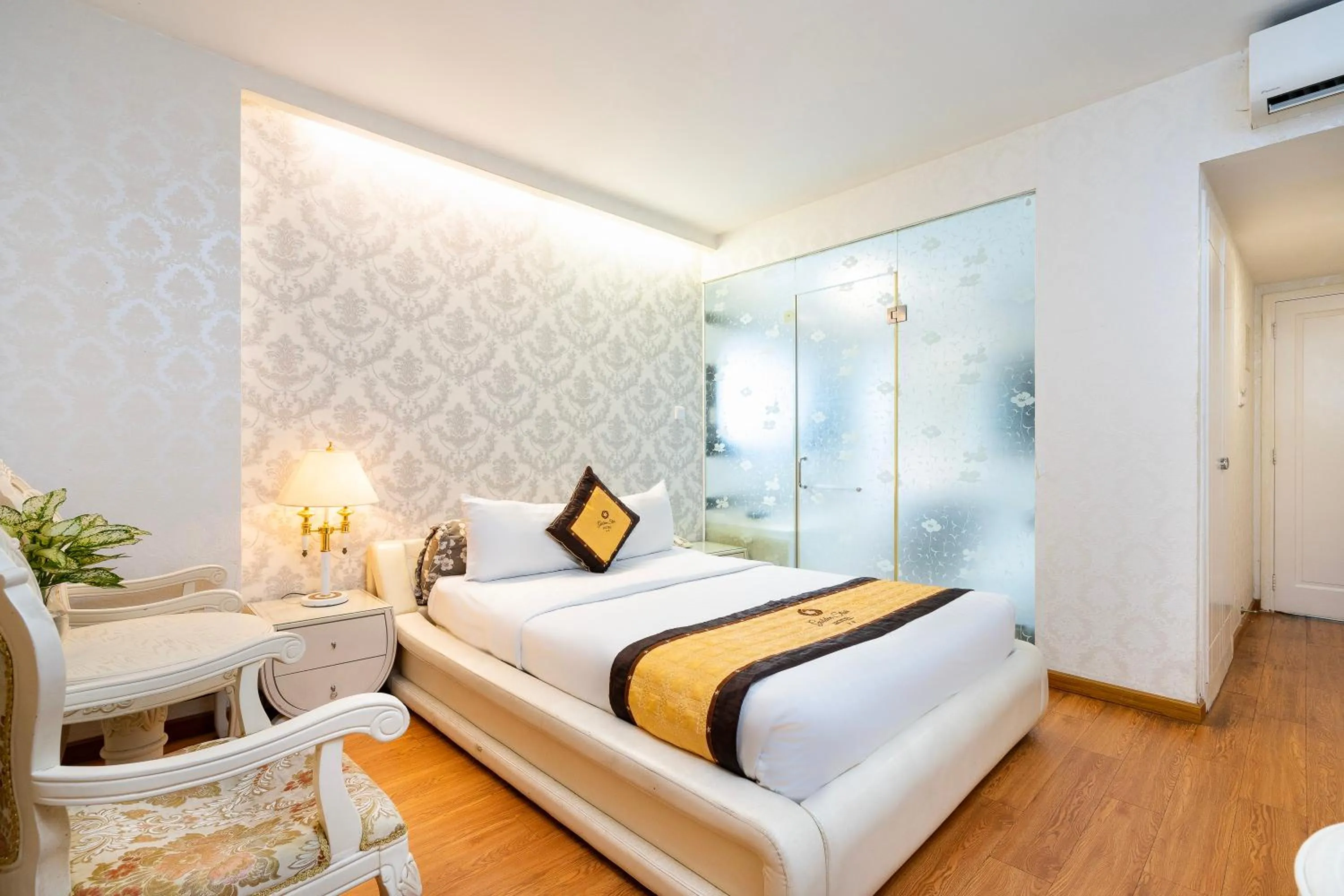 Bedroom, Bed in Golden Star Hotel