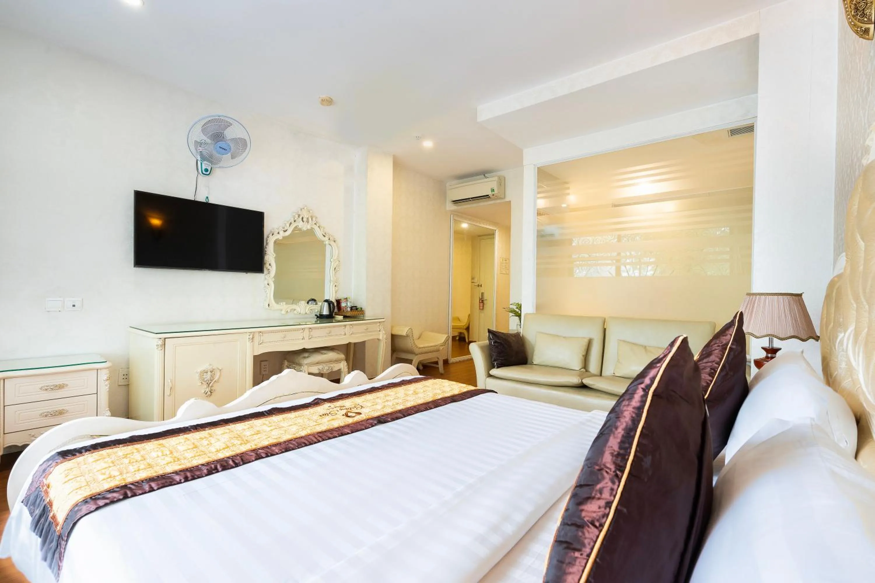 Bedroom, Bed in Golden Star Hotel