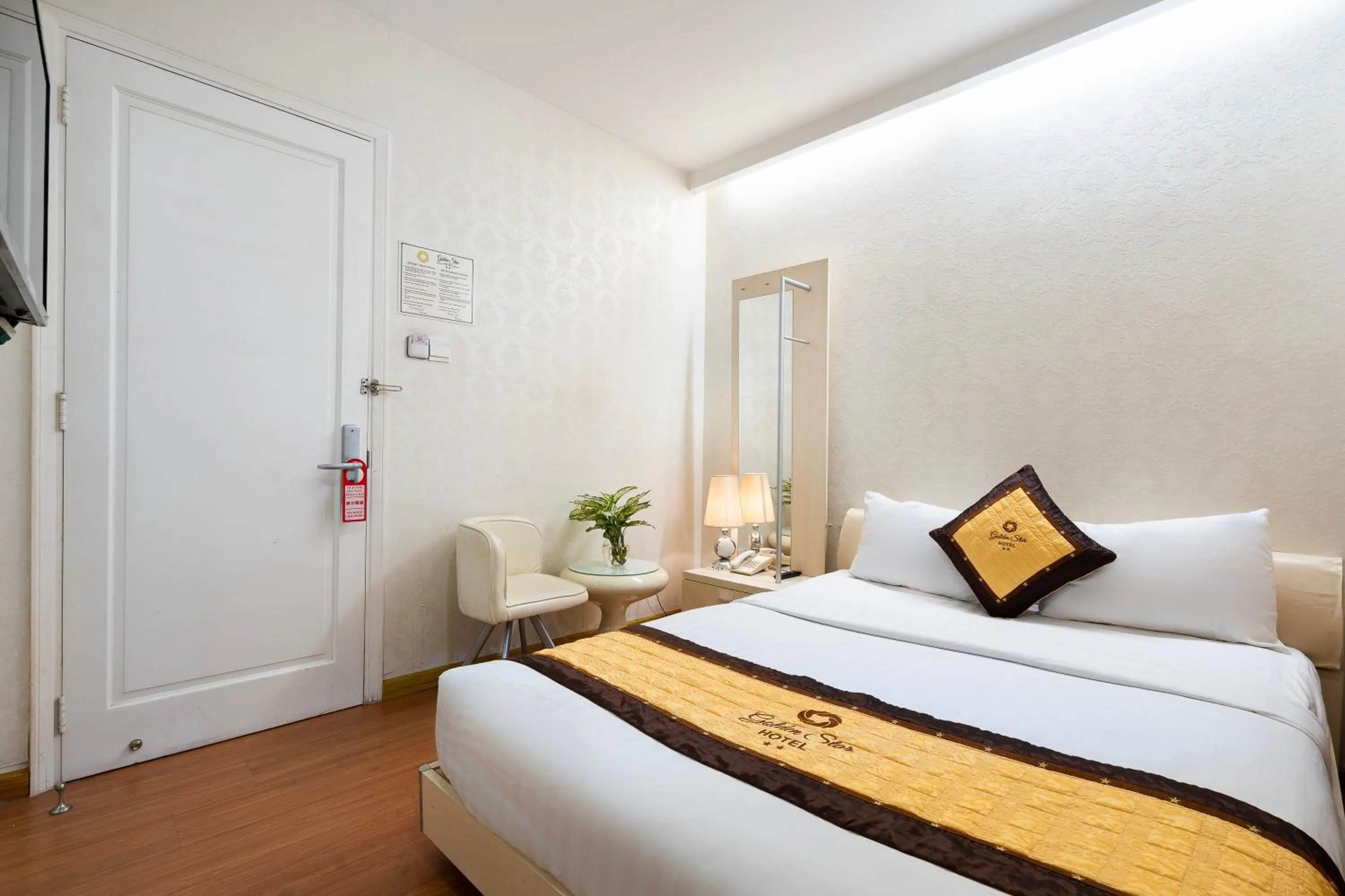 Bedroom, Bed in Golden Star Hotel