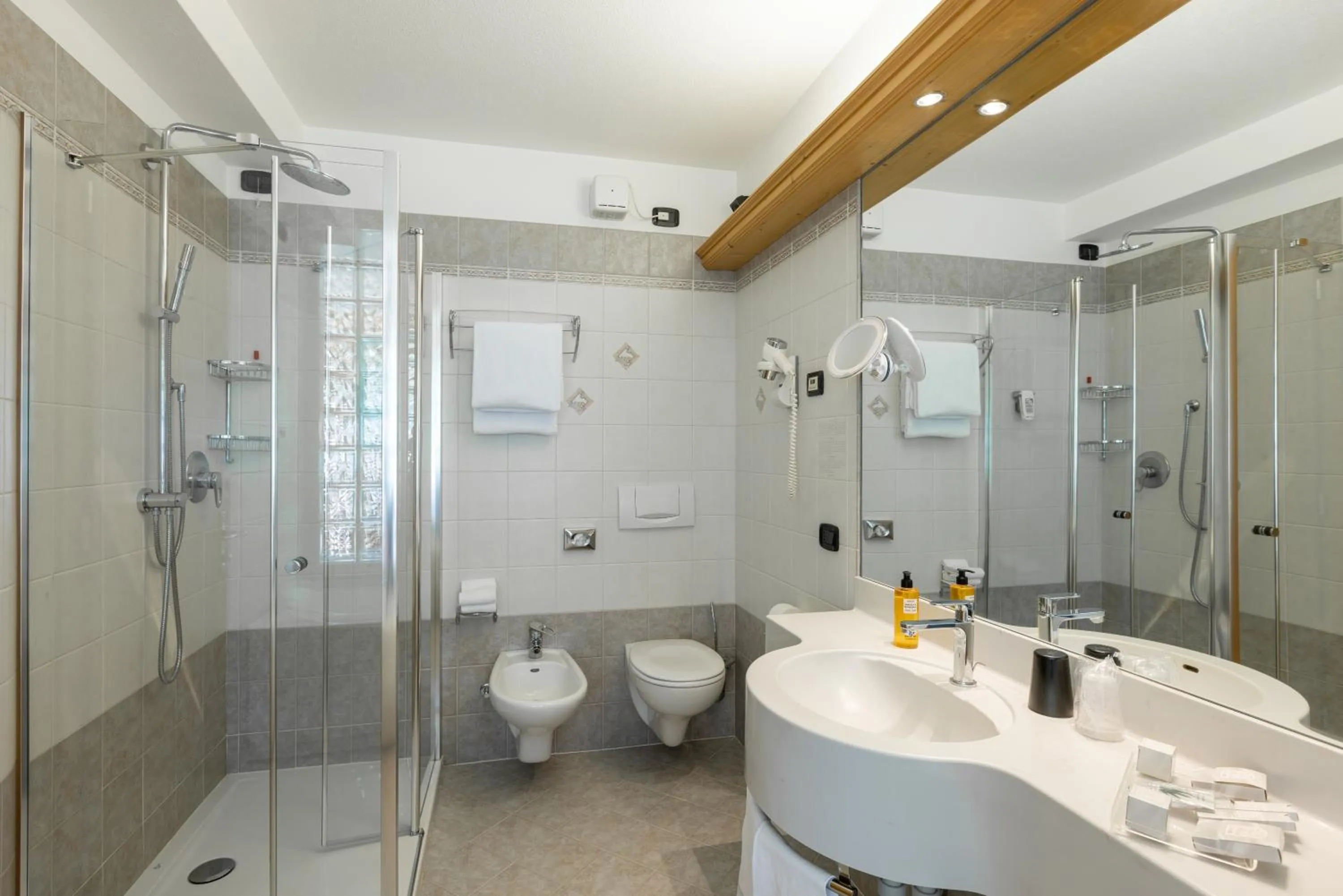 Shower in Hotel Flora