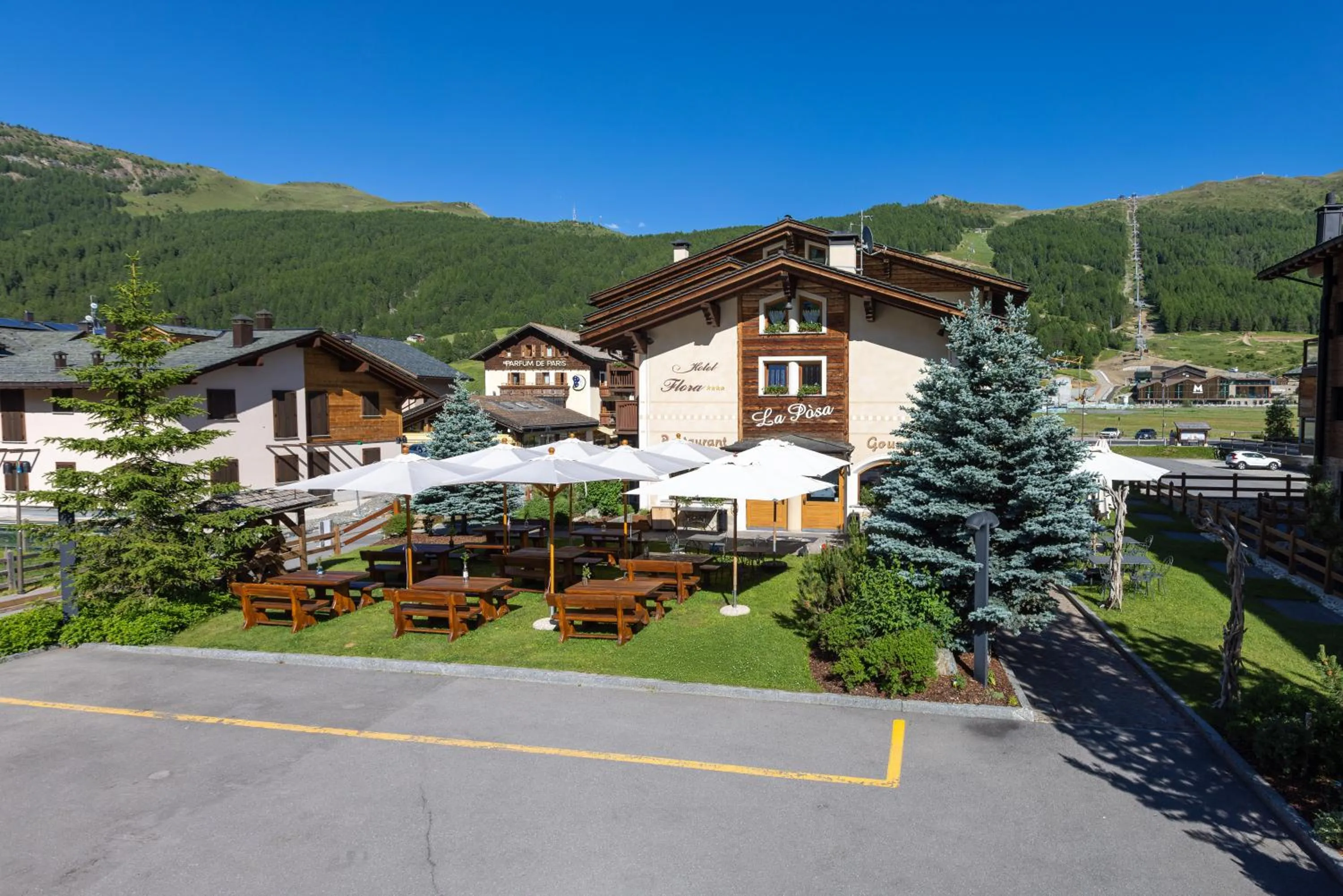 Restaurant/places to eat in Hotel Flora