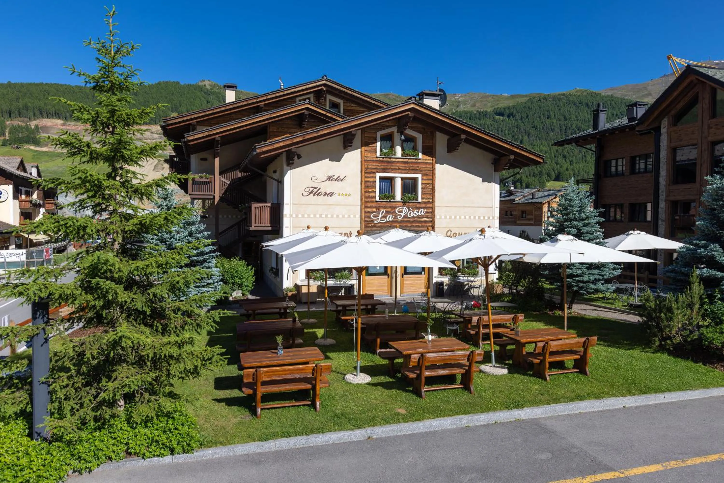 Restaurant/places to eat in Hotel Flora