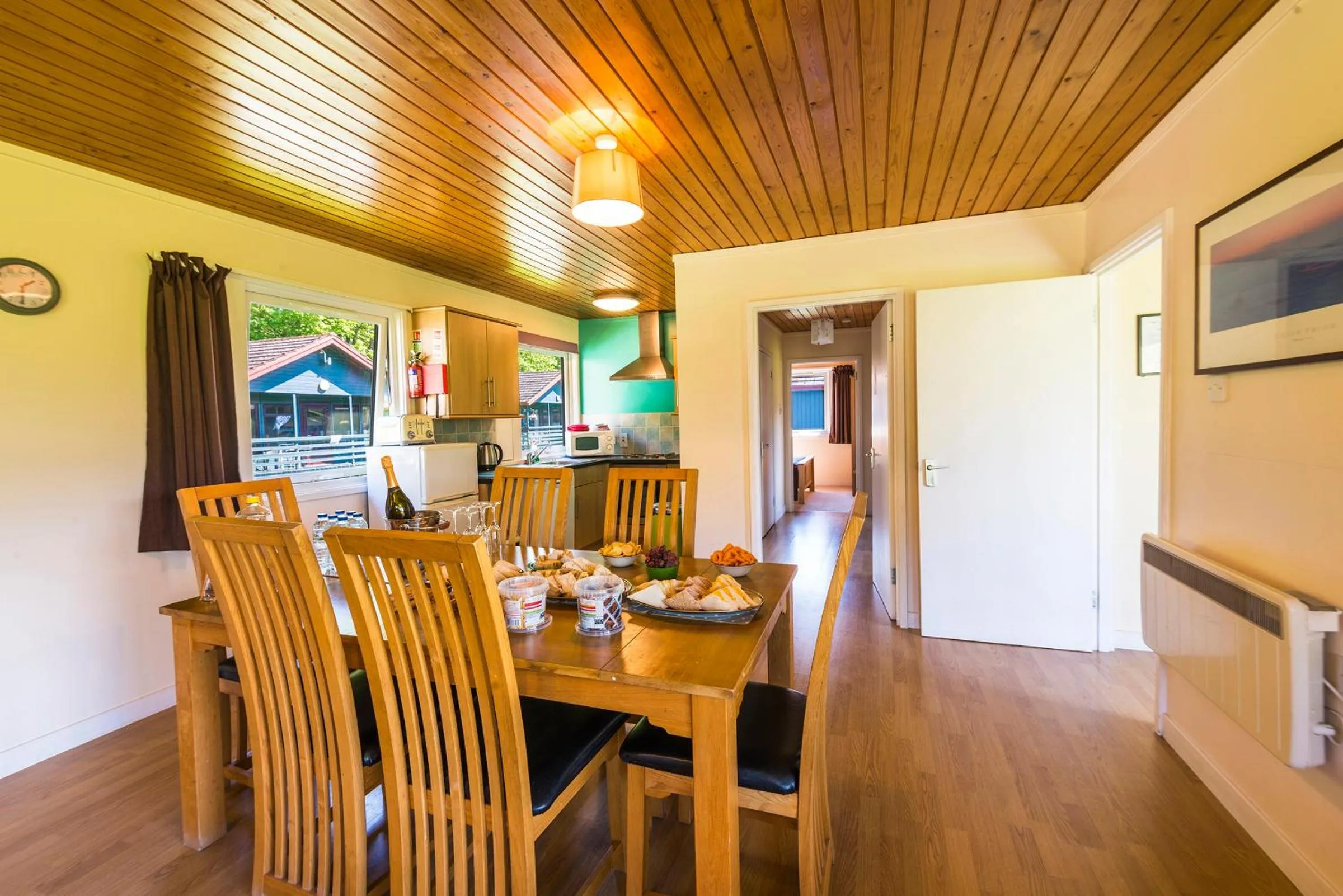 Kitchen or kitchenette in Logierait Pine Lodges