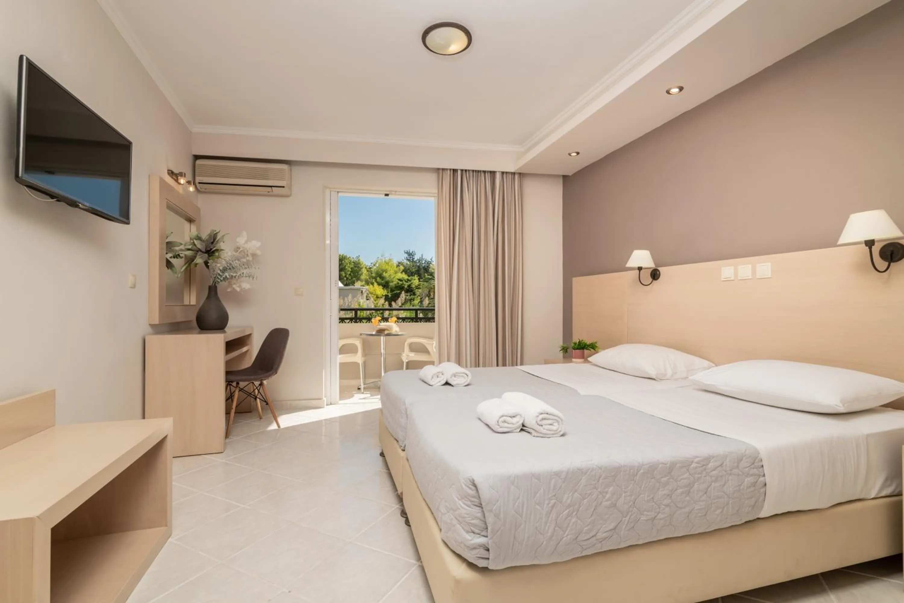 Balcony/Terrace, Bed in Karras Hotel