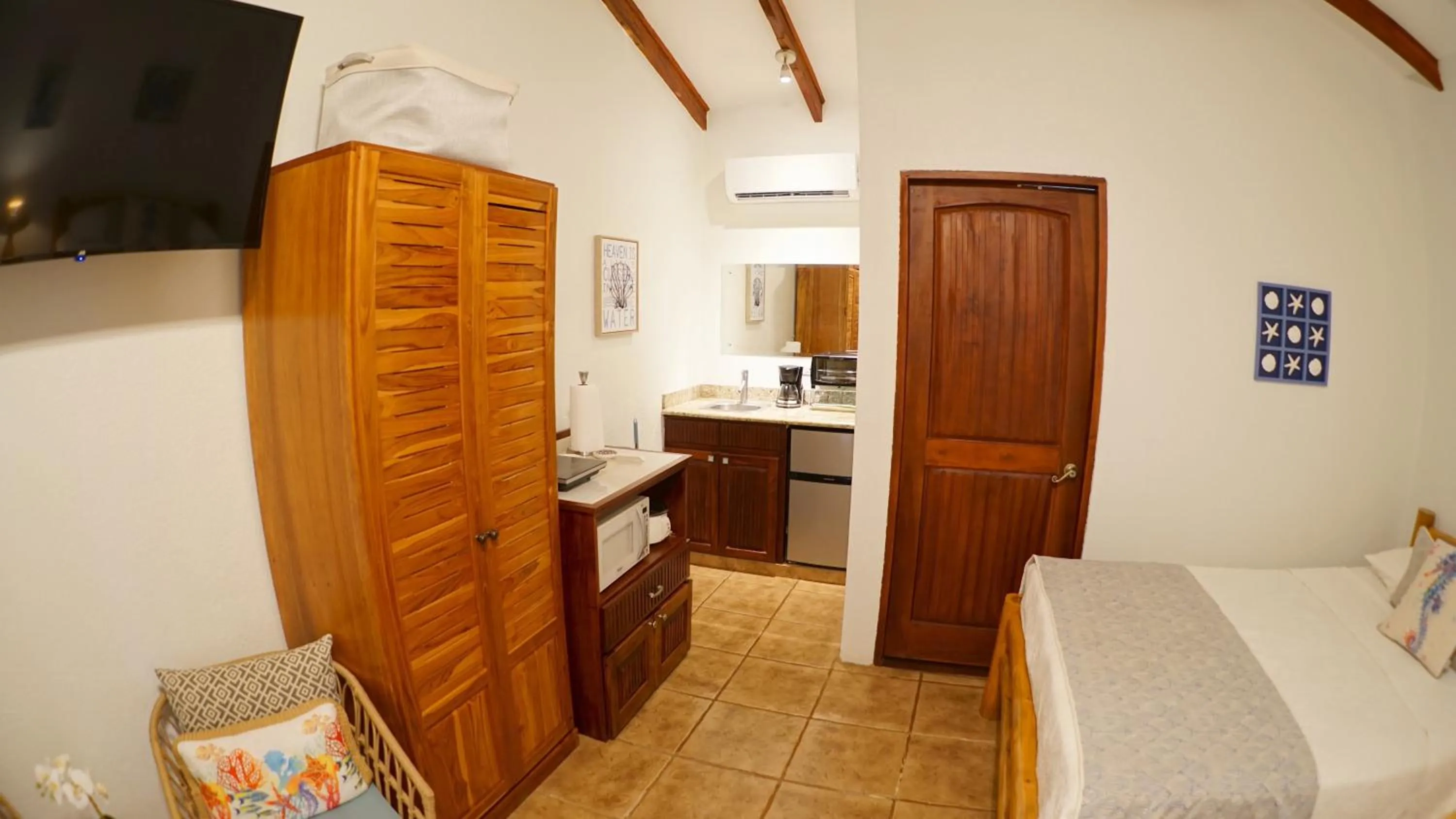 Kitchen or kitchenette, Bed in Villas Welcome to Heaven