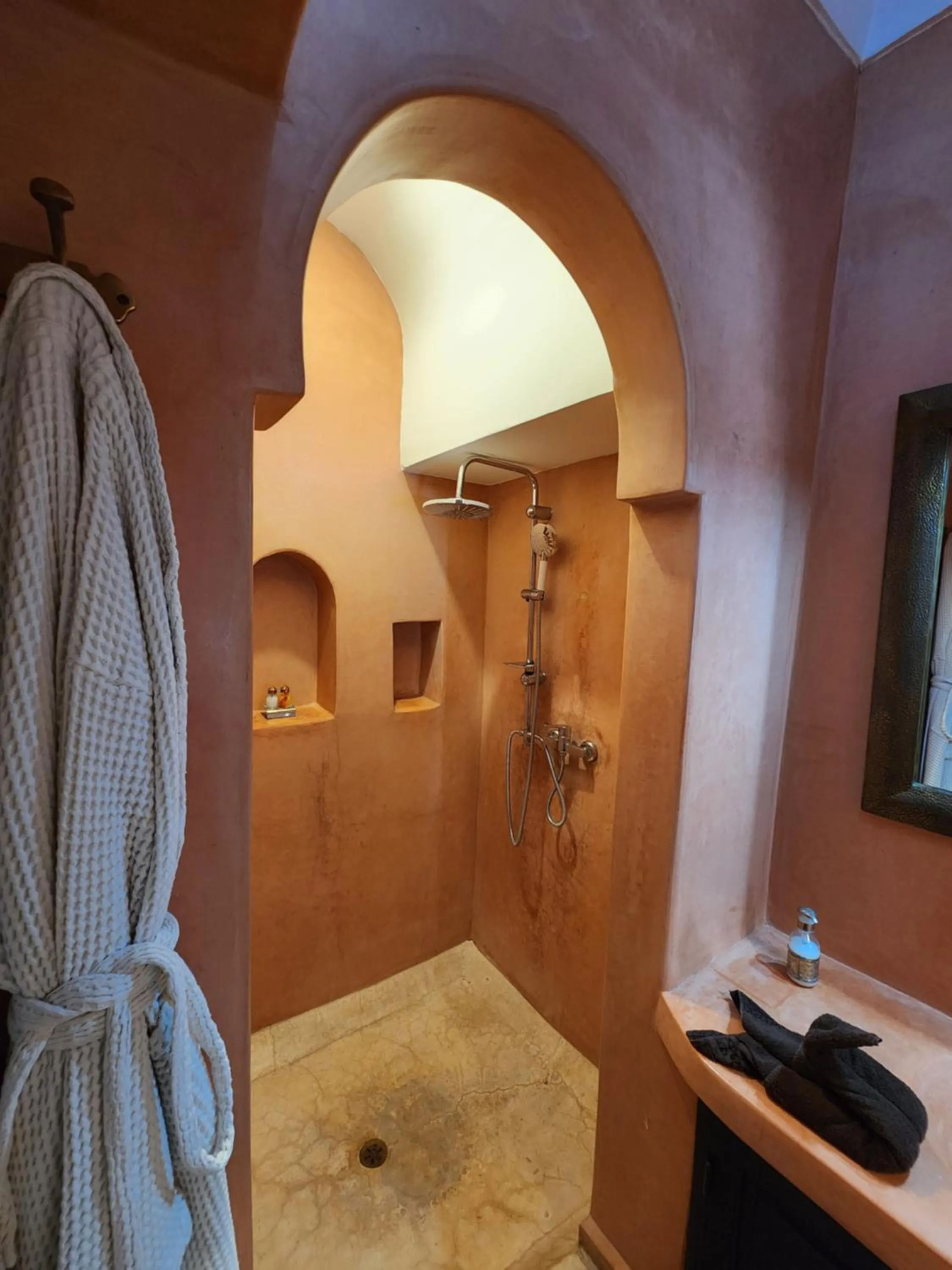 Shower in Riad Alboraq