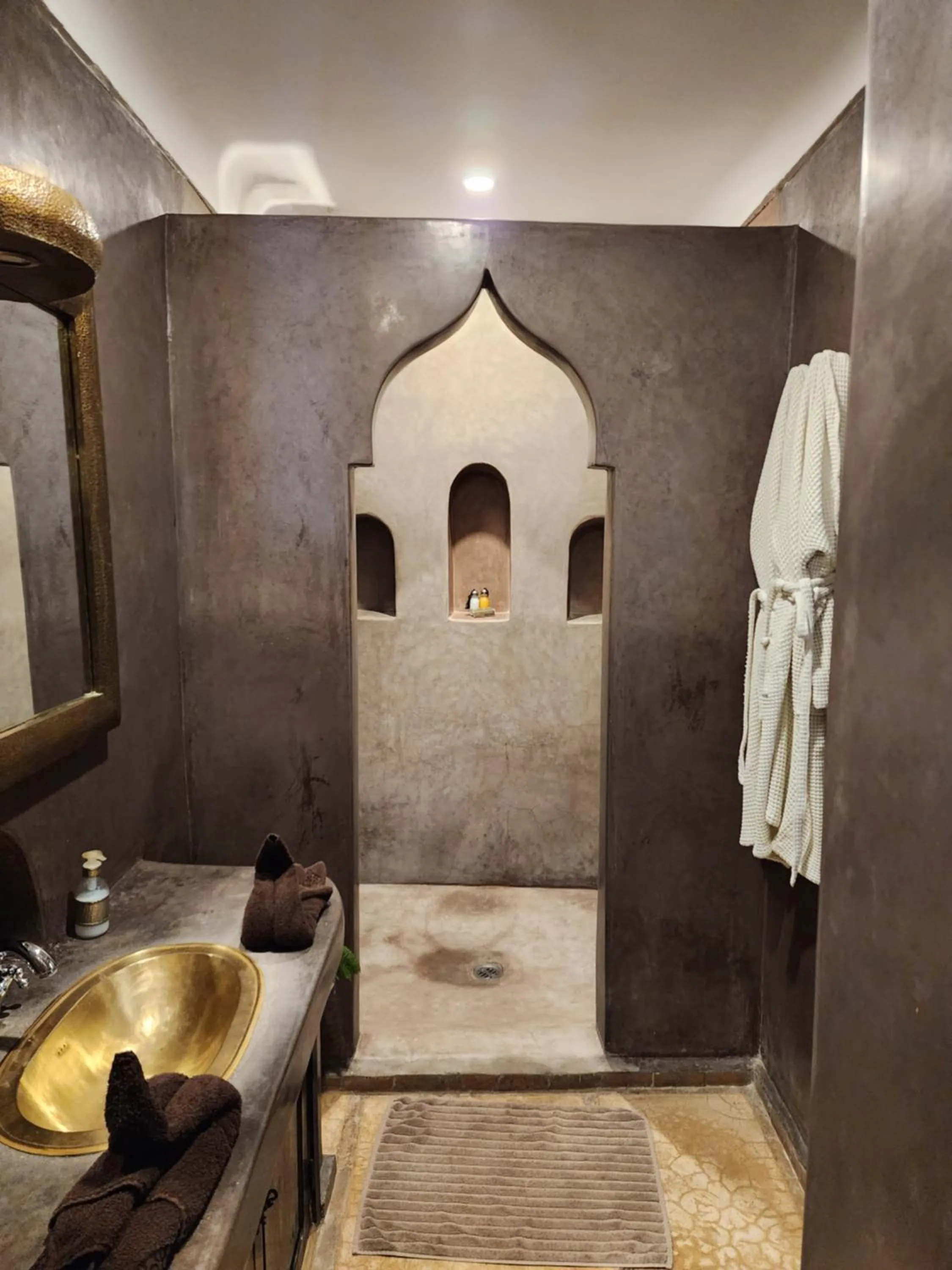 Shower in Riad Alboraq