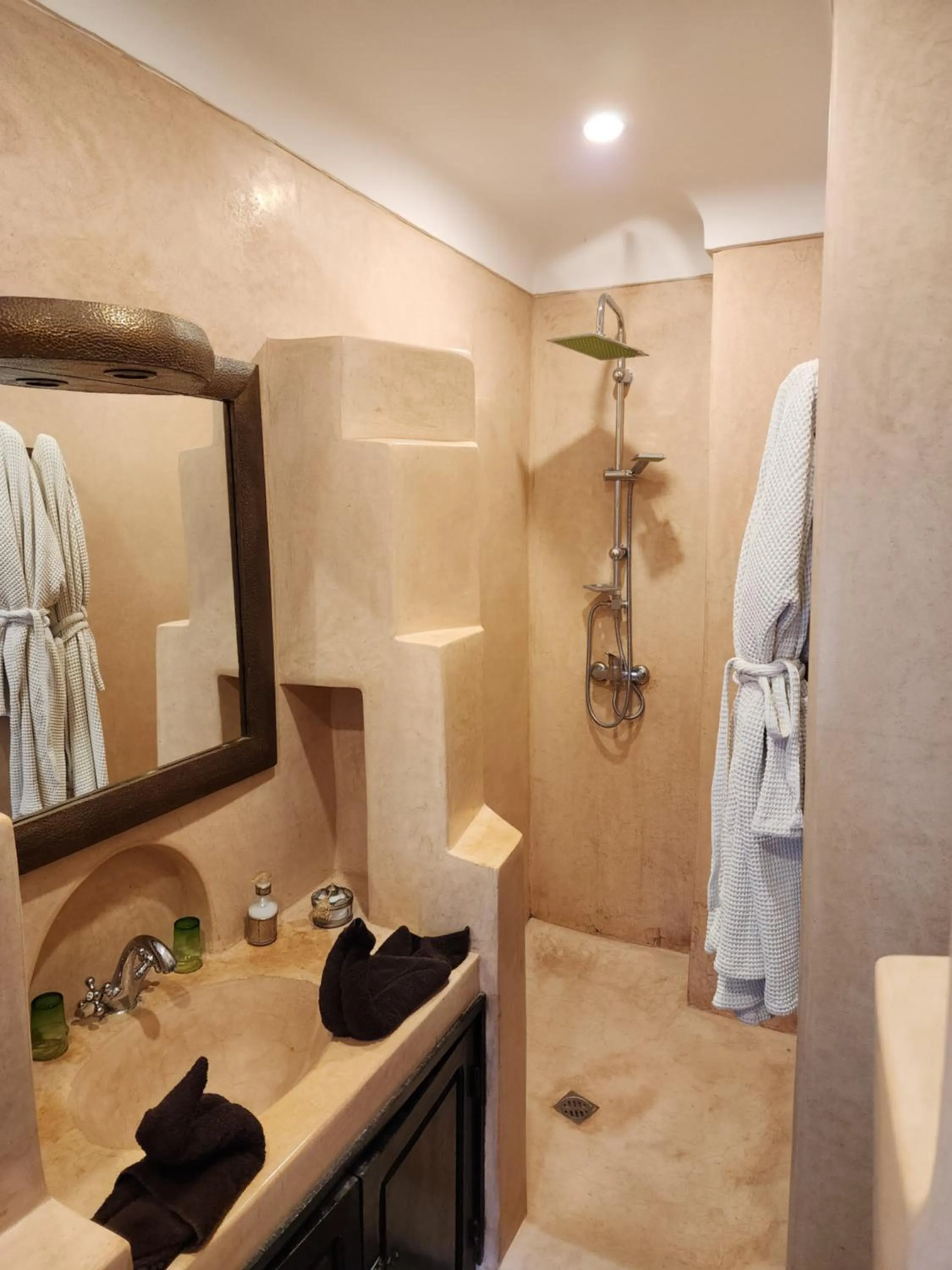 Shower in Riad Alboraq