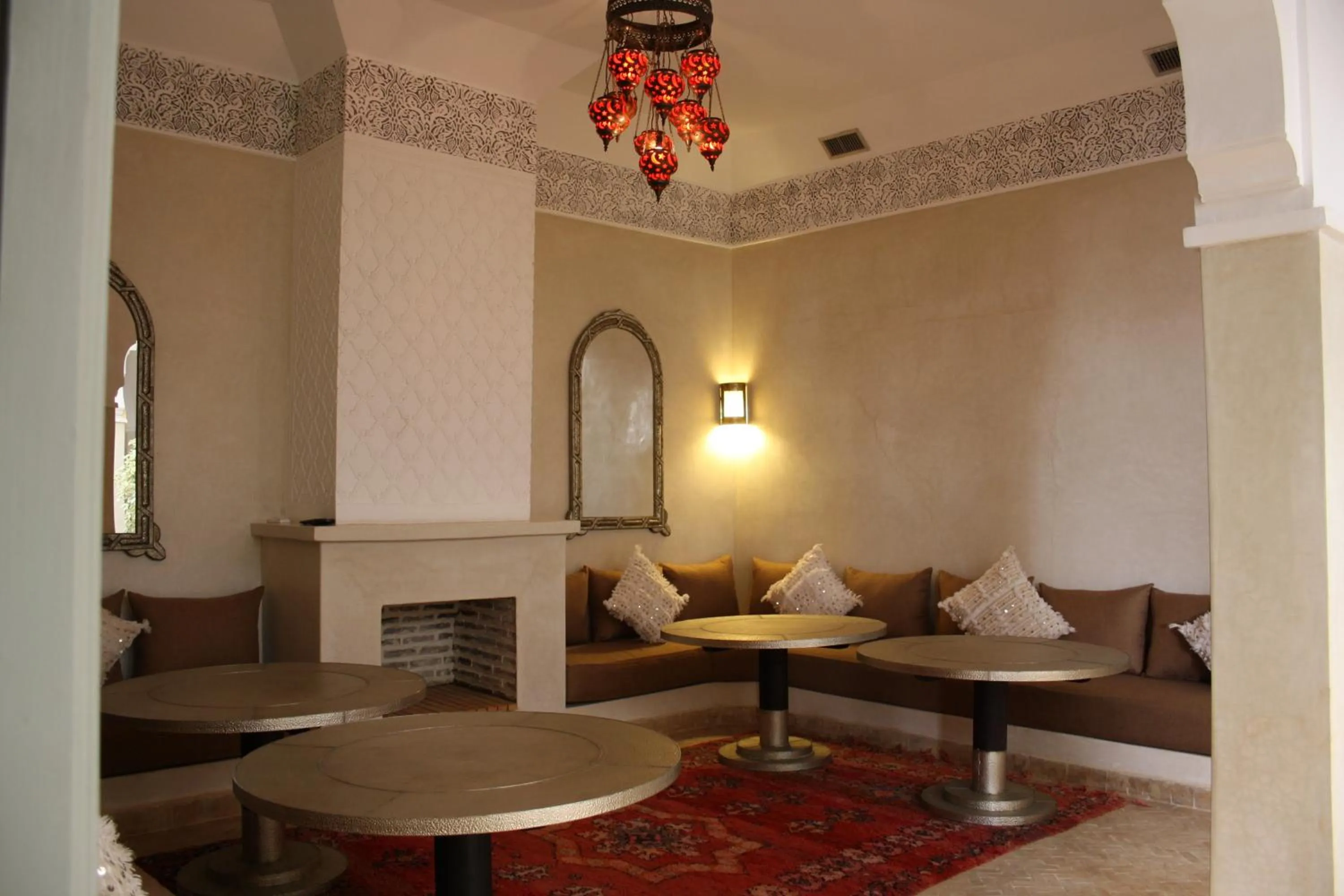 Communal lounge/ TV room in Riad Shama Suites & Spa