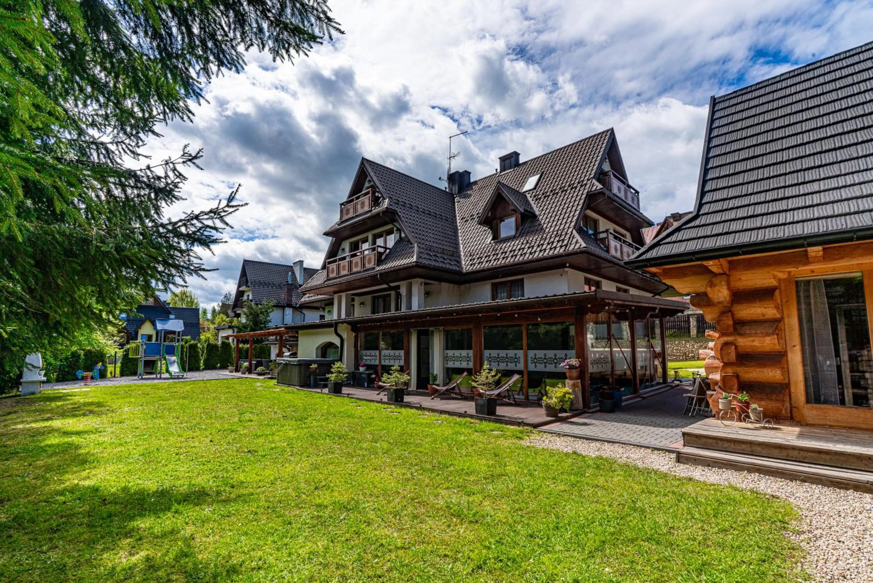 Property building in Willa Baciarka-basen, sauny i jacuzzi