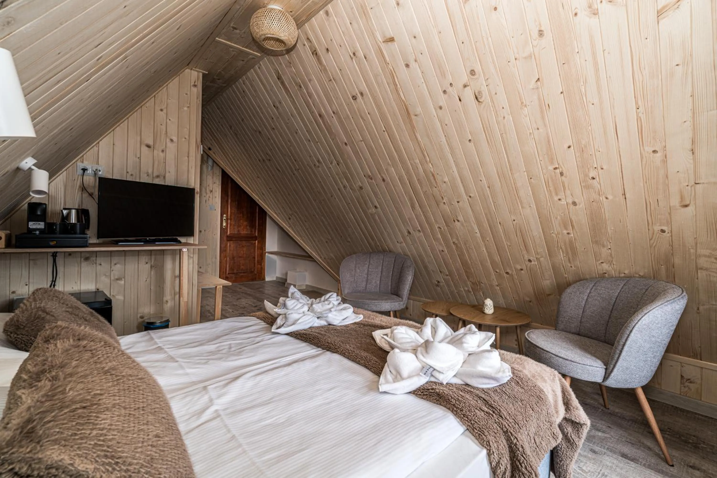 Communal lounge/ TV room, Bed in Willa Baciarka-basen, sauny i jacuzzi
