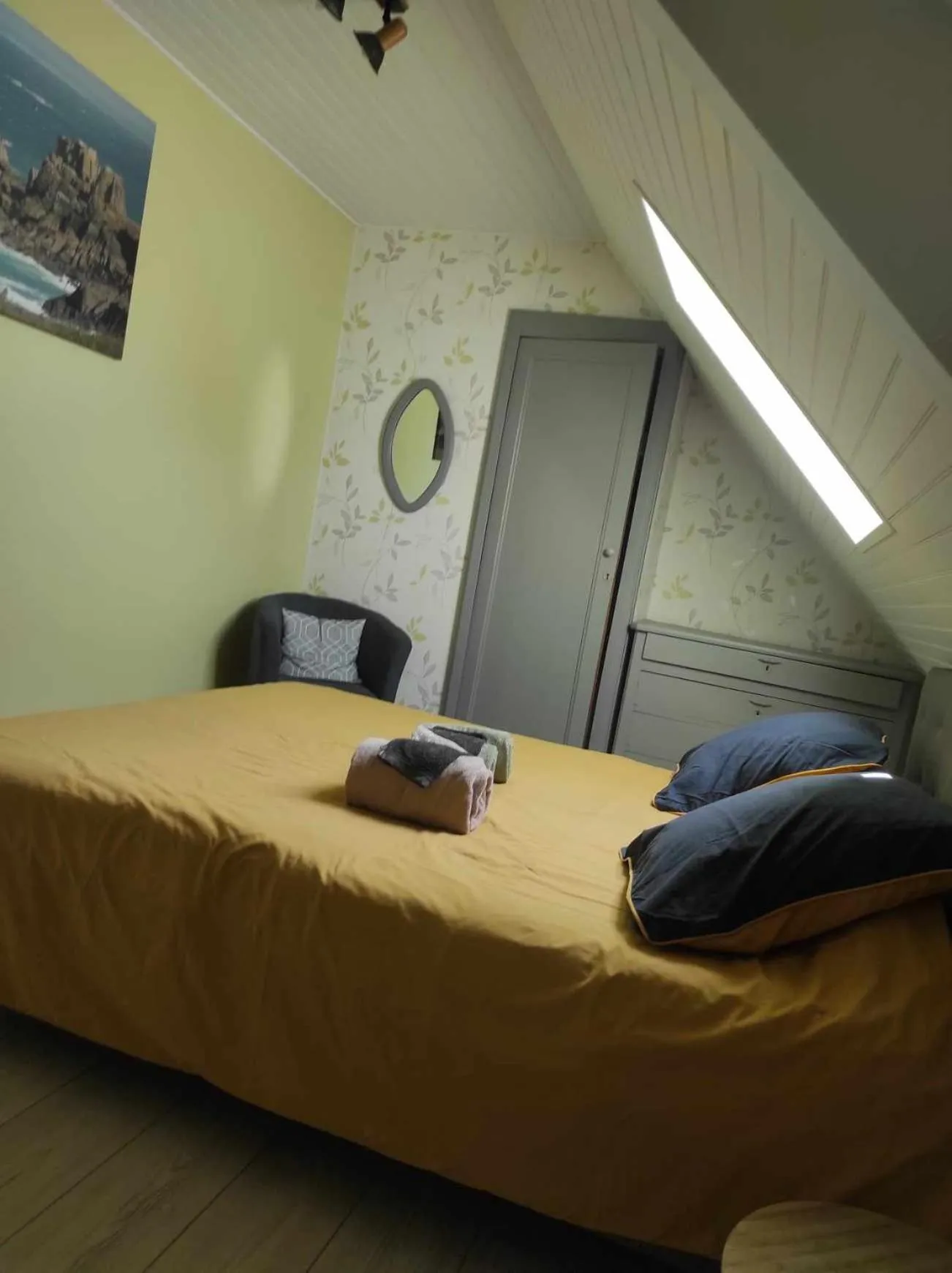 Photo of the whole room, Bed in Fée Morgane - Chambres