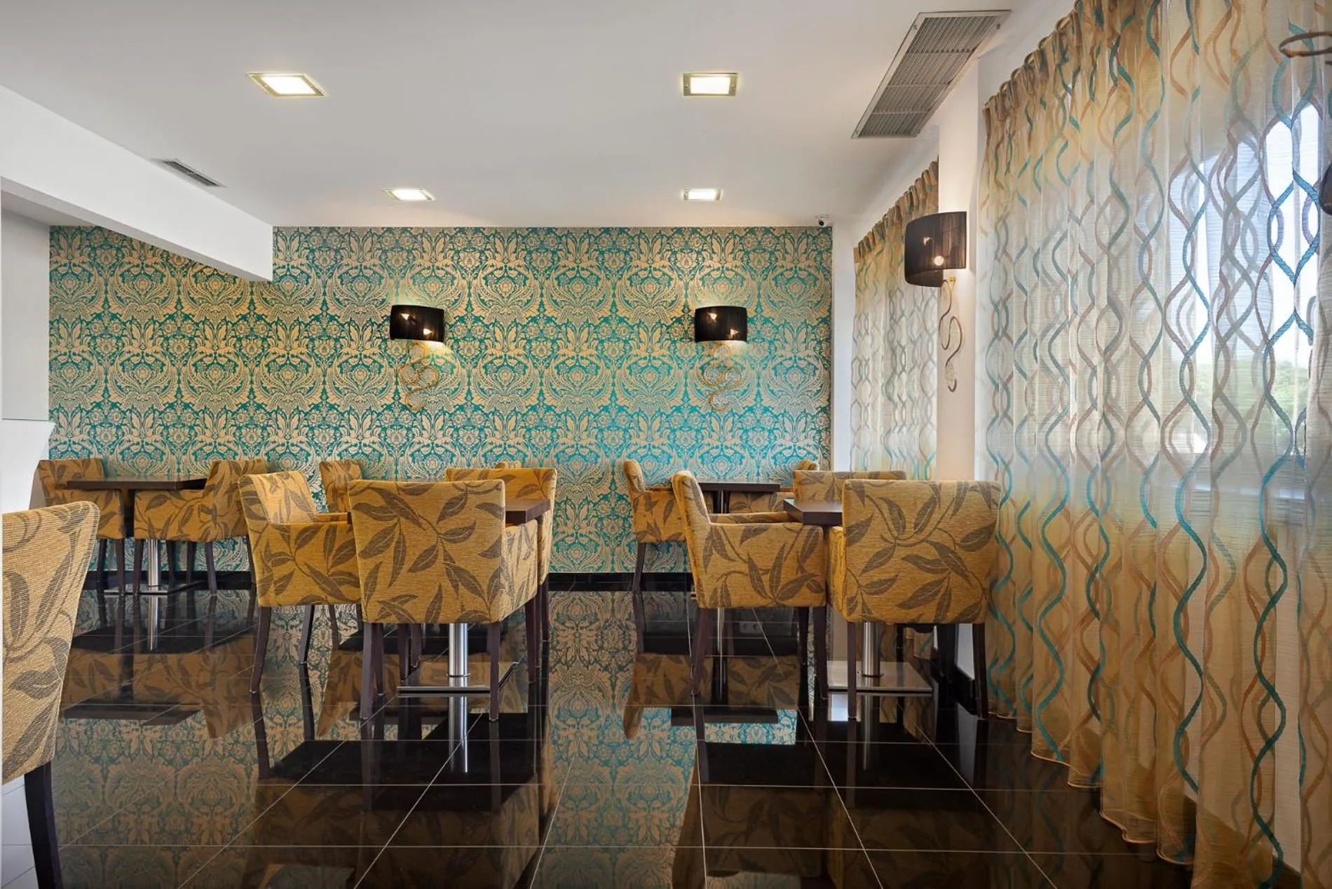 Communal lounge/ TV room in Hotel DAH - Dom Afonso Henriques