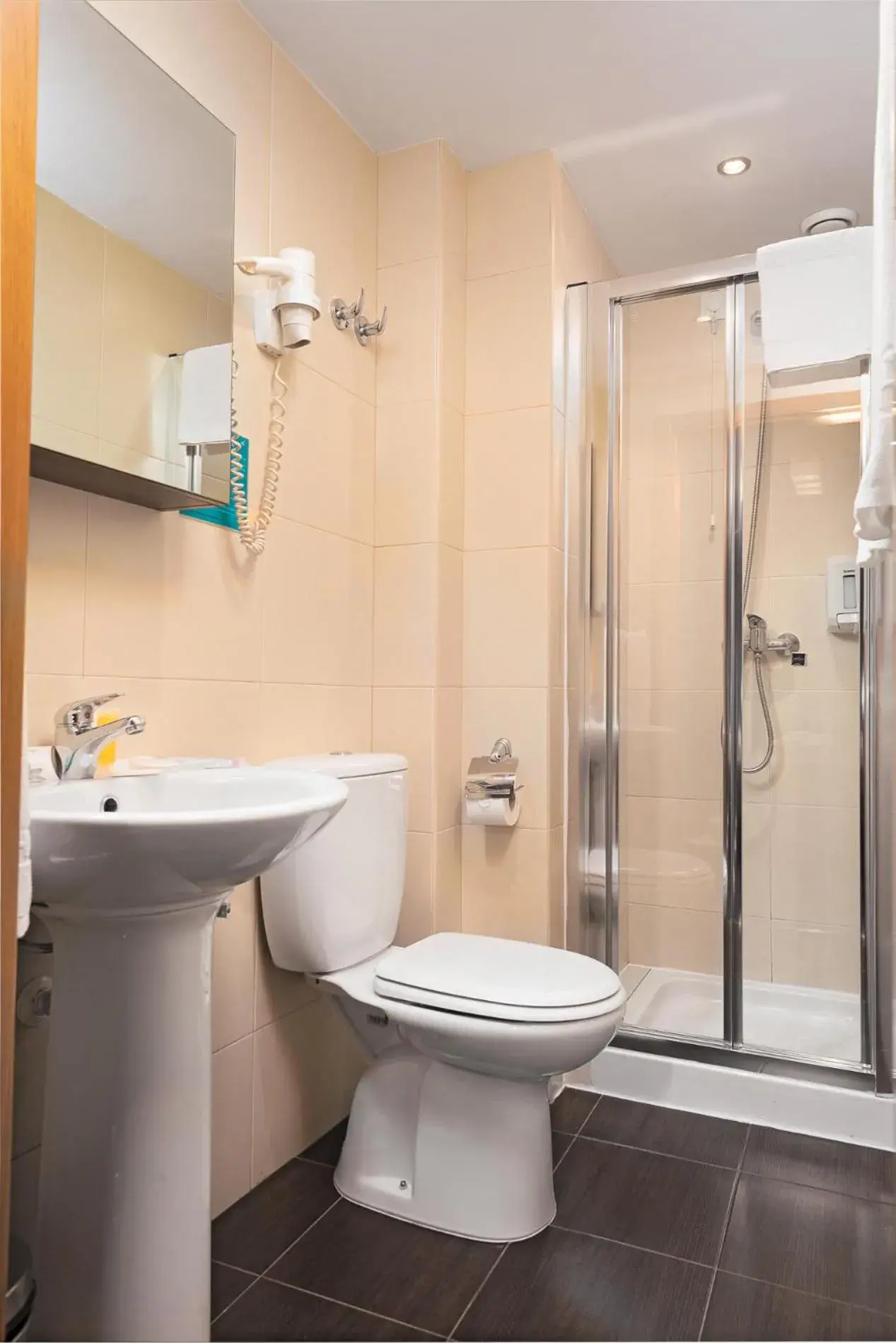 Double Room with Extra Bed in Hotel DAH - Dom Afonso Henriques Double Room with Extra Bed in Hotel DAH - Dom Afonso Henriques