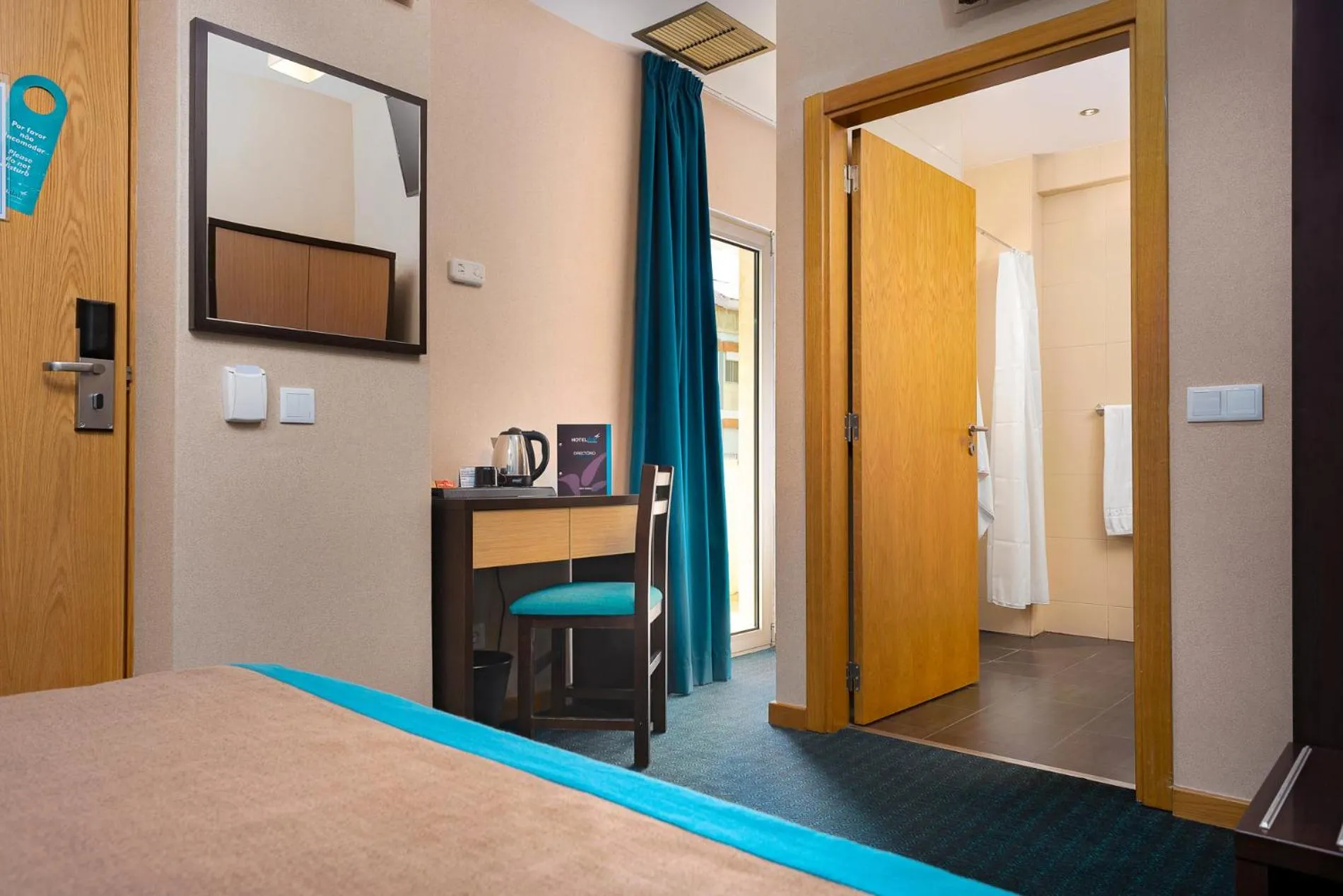 Bathroom, Bed in Hotel DAH - Dom Afonso Henriques